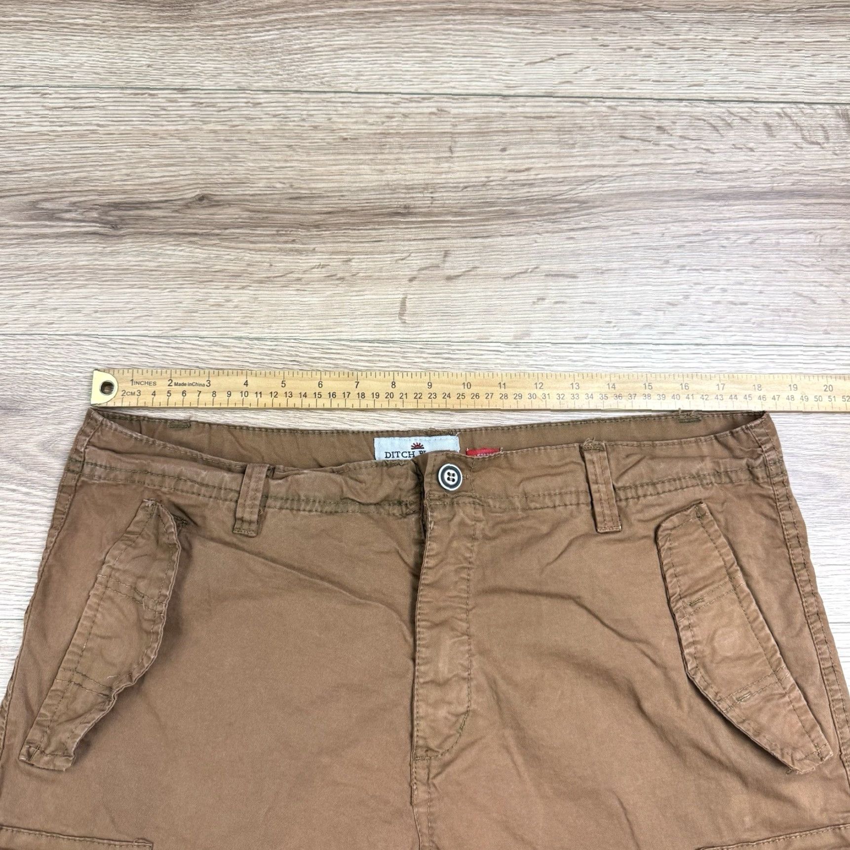 Vintage Ditch Plains Men’s Cargo Shorts Size 36 Brown 100% Cotton Casual Utility Hiking Cargo Mens 36 Brown Cotton Casual Hiking Inseam 10in Rise Mid 10-12in Size US 36 / EU 52 - 4 Thumbnail