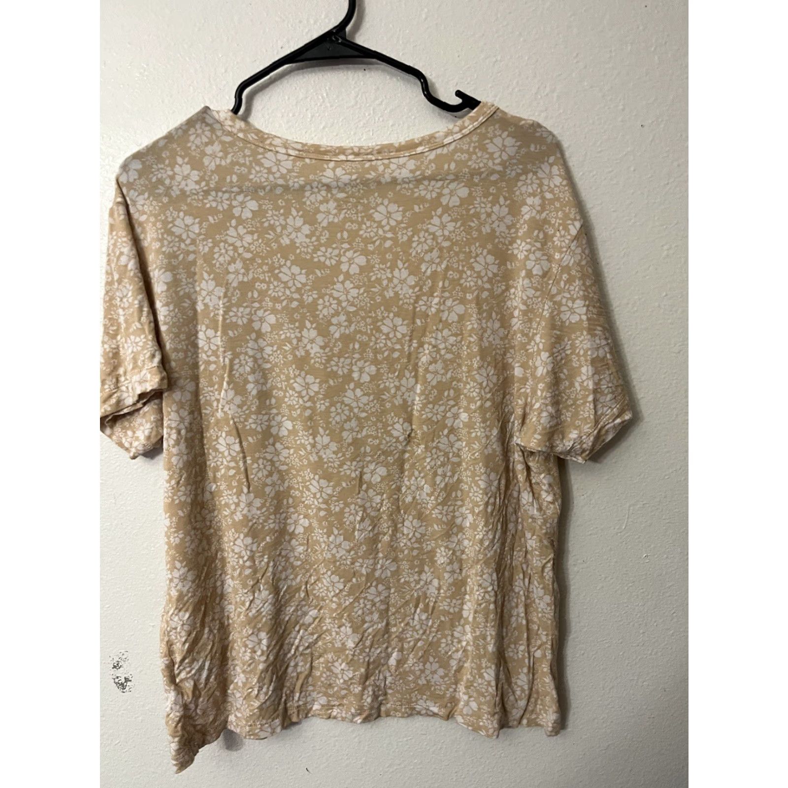 American Eagle Outfitters American Eagle Outfitters T-Shirt Women Small Beige Floral V-Neck Short Sleeve Size S / US 4 / IT 40 - 2 Thumbnail
