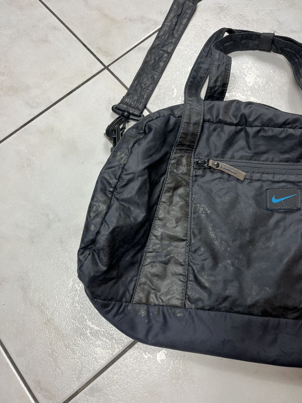 Nike × Vintage Vintage Nike y2k sport gym bag small travel crossbody swoosh Size ONE SIZE - 2 Thumbnail