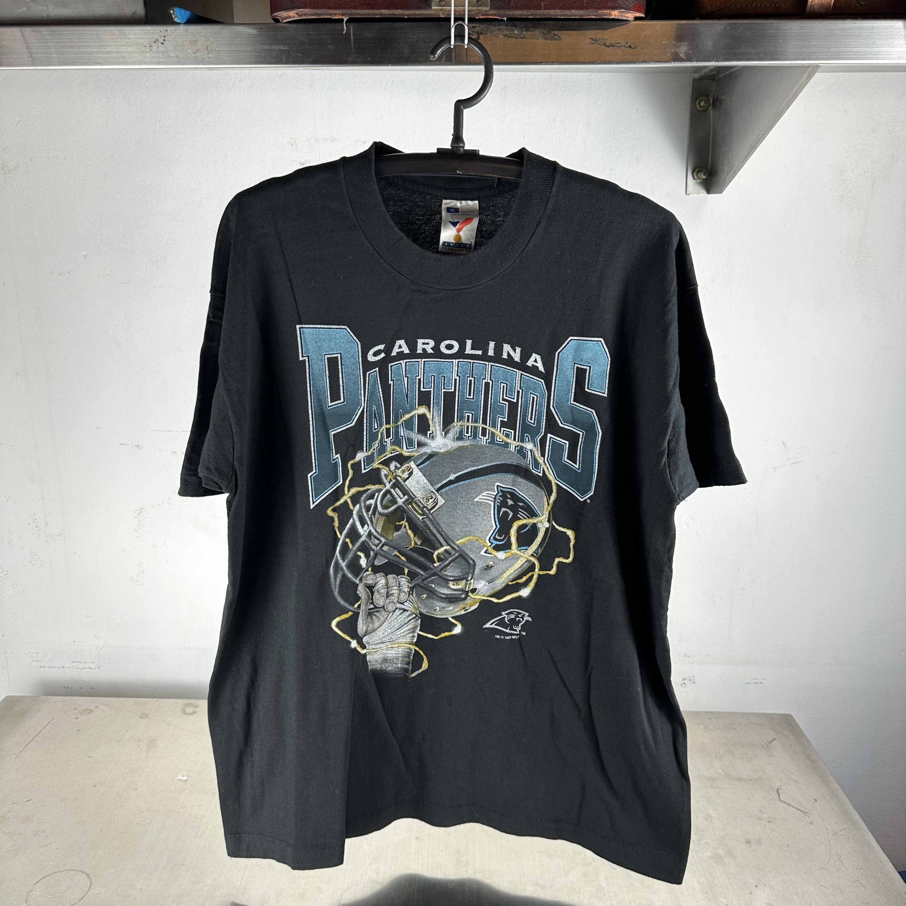 Vintage ​Vintage 1995 Carolina Panthers Lightning Helmet T-Shirt Size US XL / EU 56 / 4 - 1 Thumbnail