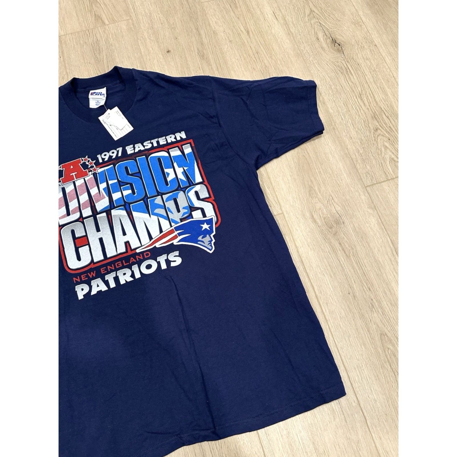 Pro Player VINTAGE 1997 Eastern Division Champions New England Patriots Graphic Shirt NWT XL Men's Blue Patriotic T-Shirt Pro Player Shirt Size US XL / EU 56 / 4 - 2 Thumbnail