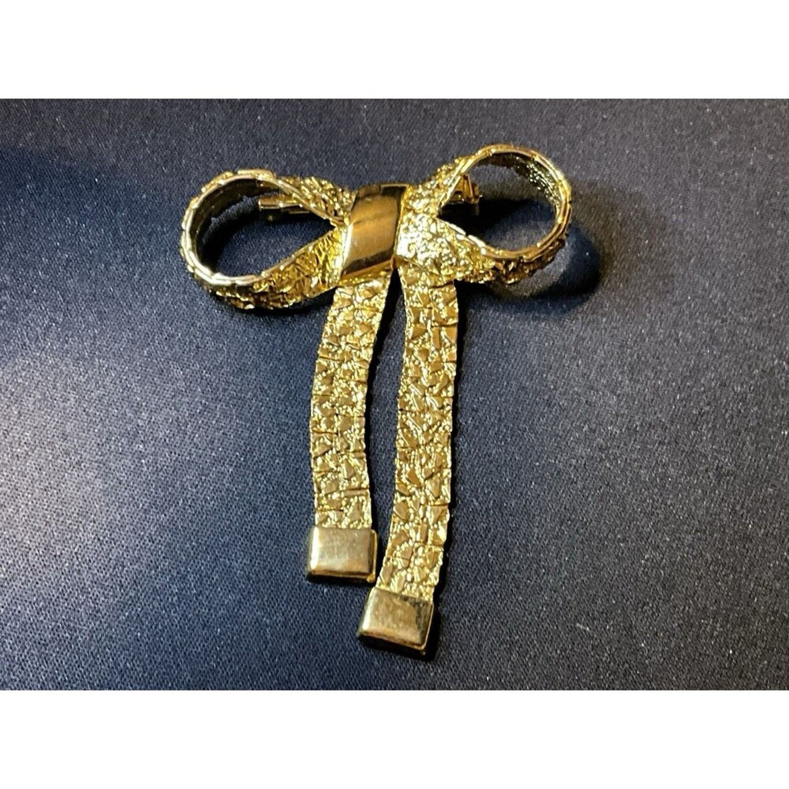 Other Textured Gold Tone Nugget Bow And Ribbon Brooch Size ONE SIZE - 1 Thumbnail