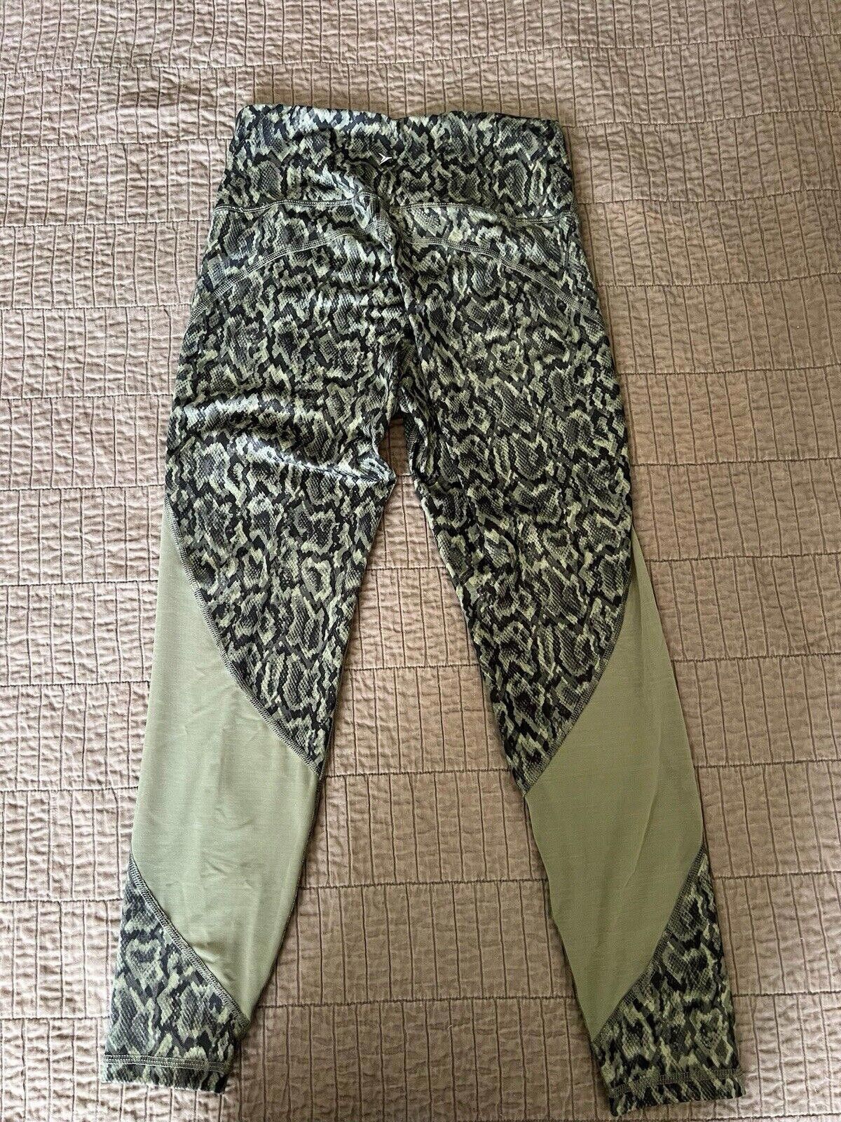 Old Navy Old Navy Active High Rise Elevate Mesh 7/8 Leggingg Snake Size 30" / US 8 / IT 44 - 3 Thumbnail