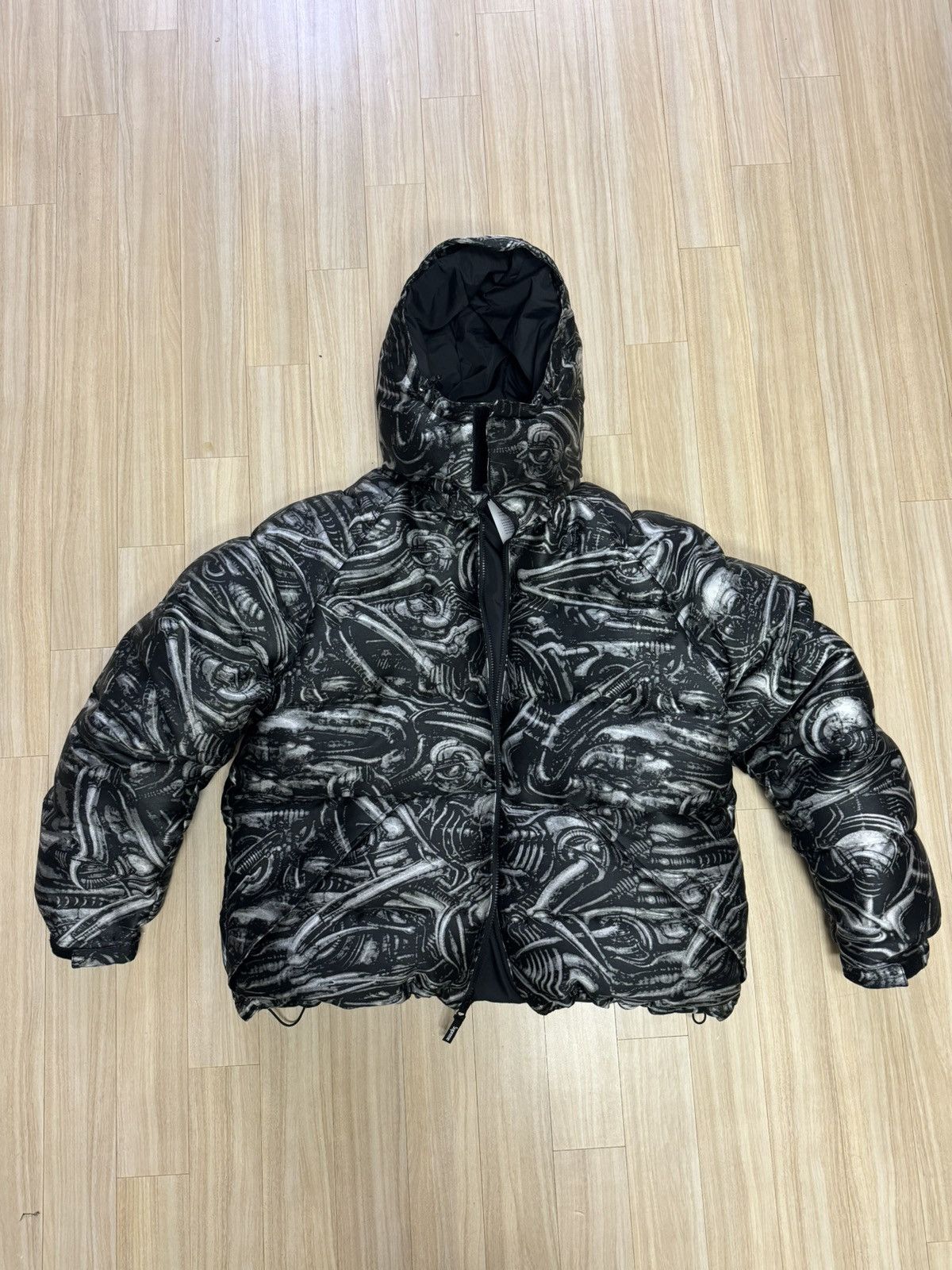 ジャケット・アウター H.R. Giger Jacquard Down Puffer Jacket Supreme H.R. Giger Jacquard Down Puffer Jacket (FW23) - $498