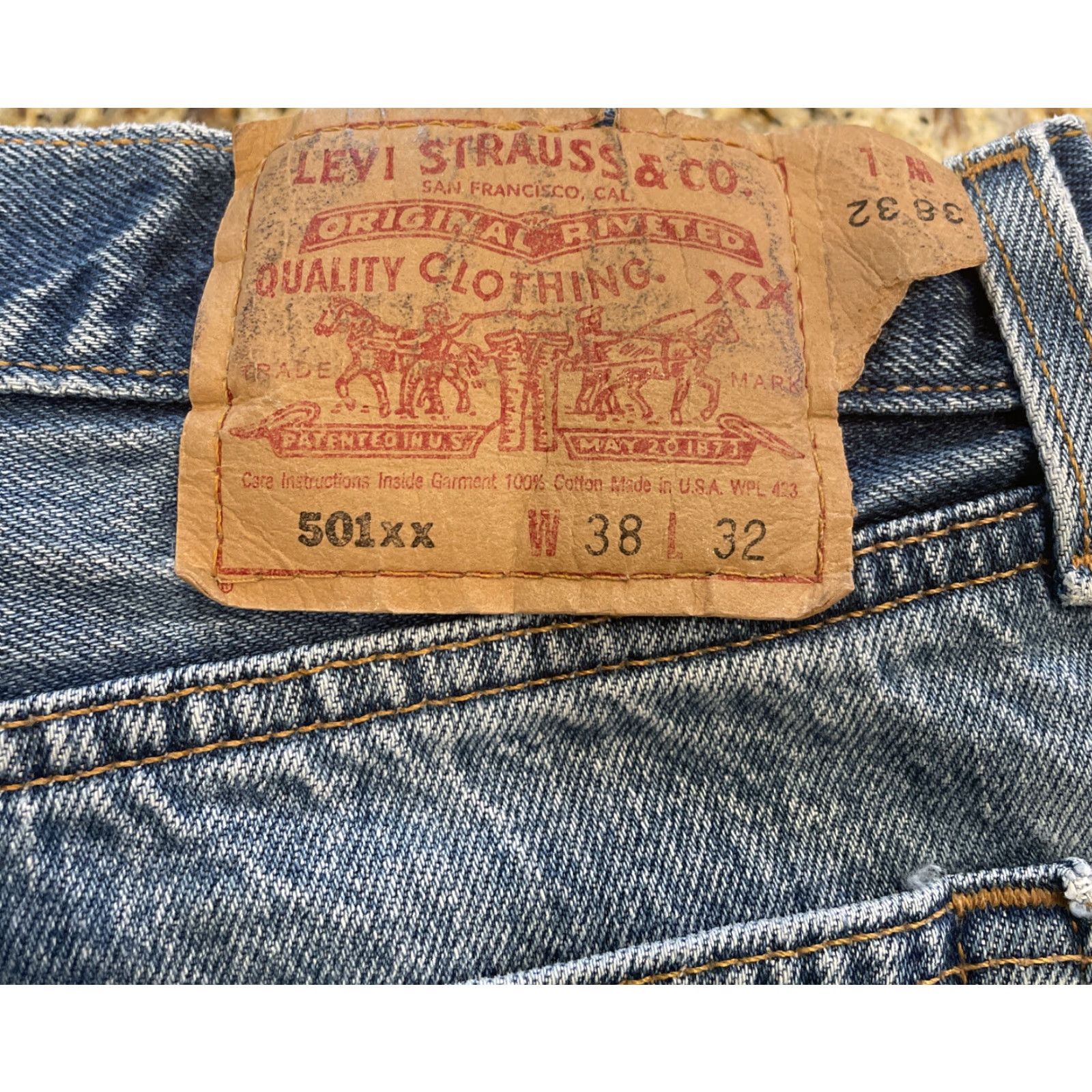 Levi's VINTAGE Levi's 501XX Jeans Mens Denim Button Fly 34x32 Mid Blue Wash 1980s USA Size US 38 / EU 54 - 5 Thumbnail