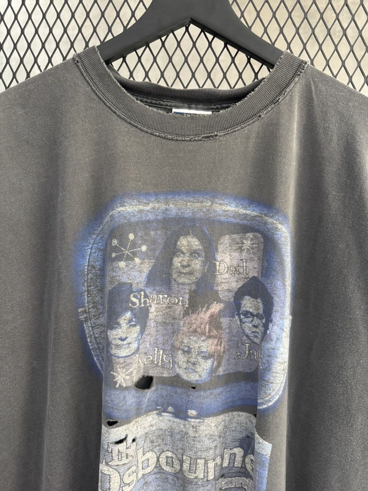 Ozzy Osbourne Vintage 2000 The Osbourne Family Distressed and Faded Size US XL / EU 56 / 4 - 2 Thumbnail