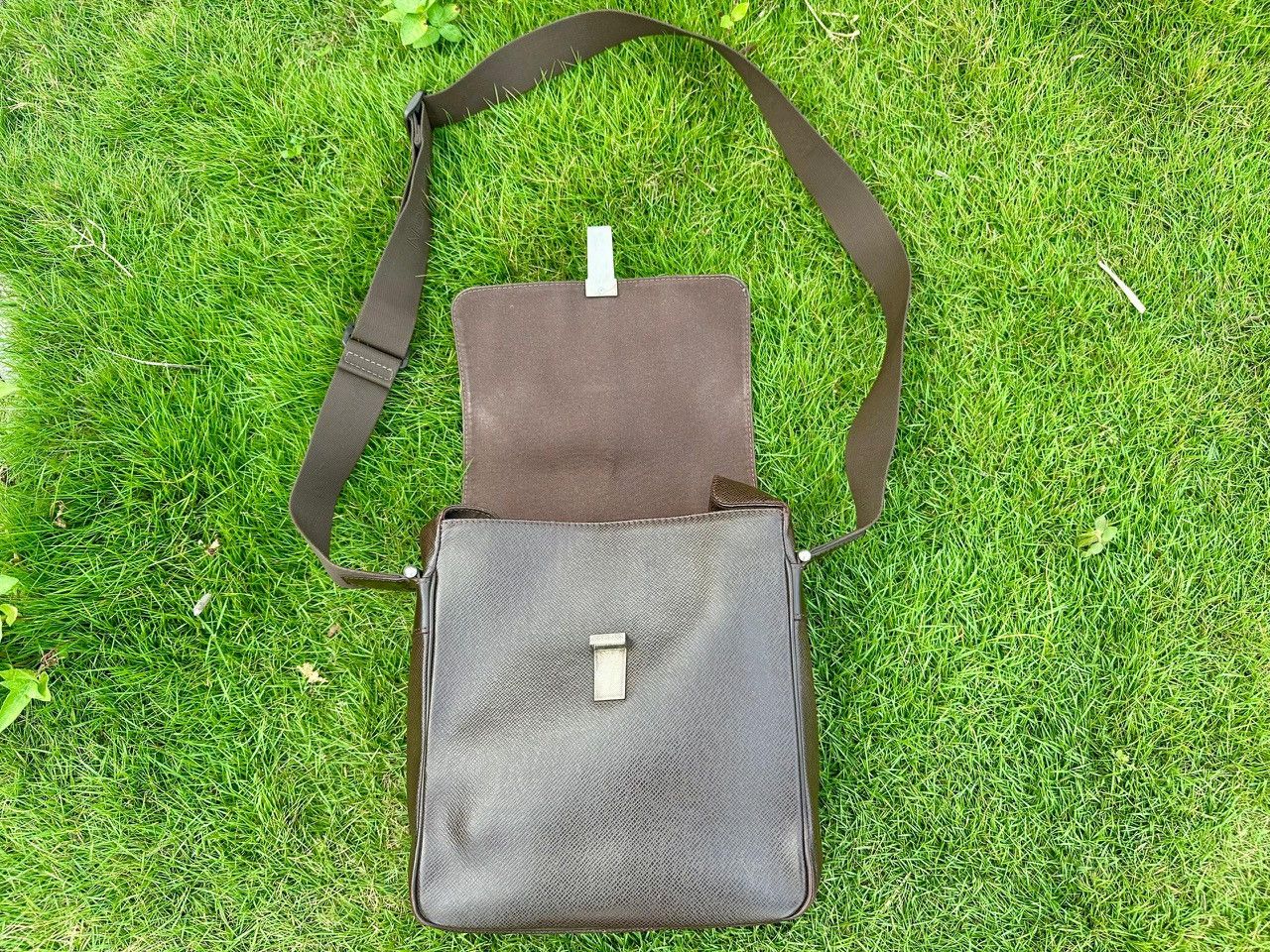 Louis Vuitton Authentic Louis Vuitton Grizzli Taiga Yaranga Porte Appareil Size ONE SIZE - 4 Thumbnail