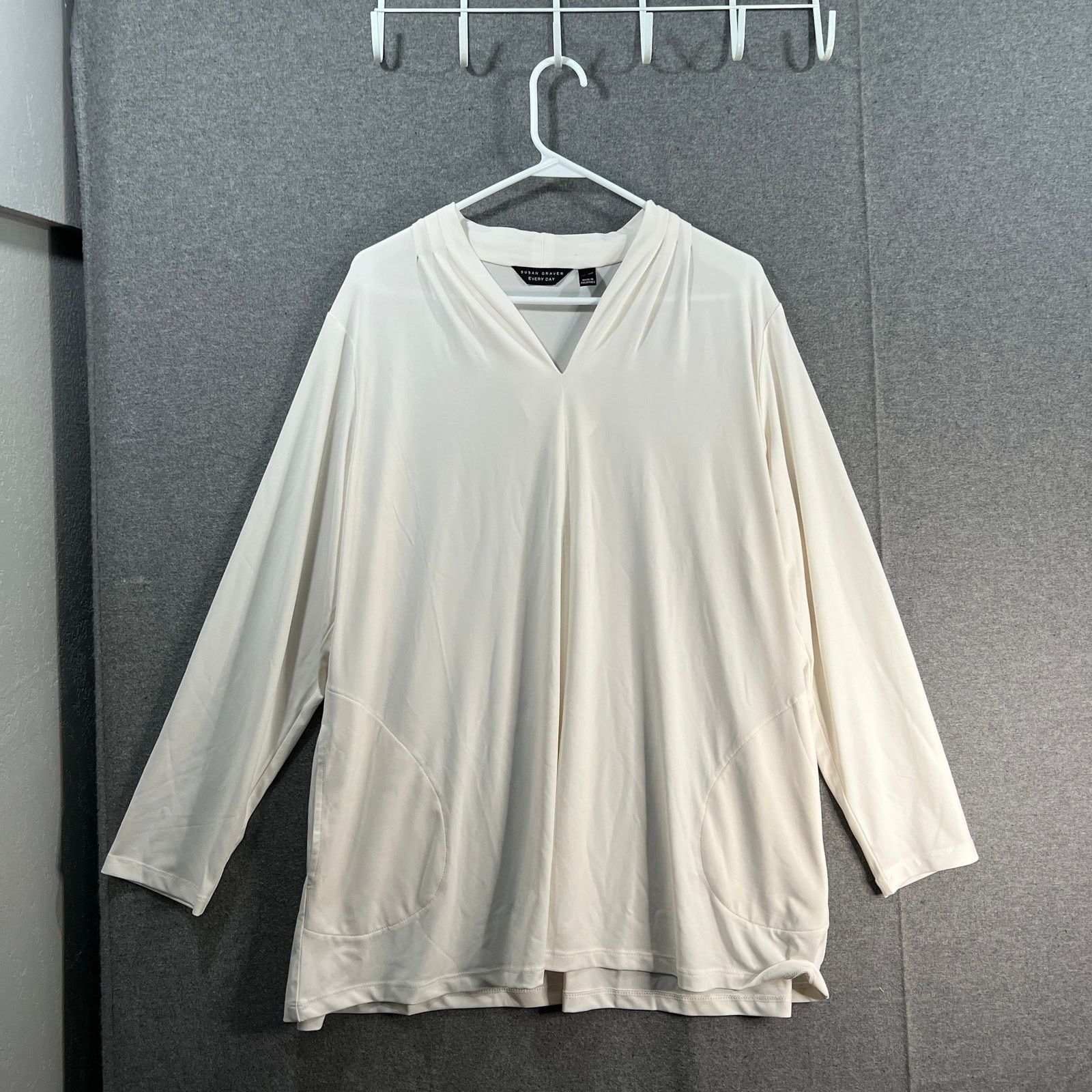 Other Susan Graver Every Day Pet Liquid Knit V-Neck A- Size XL / US 12-14 / IT 48-50 - 1 Thumbnail
