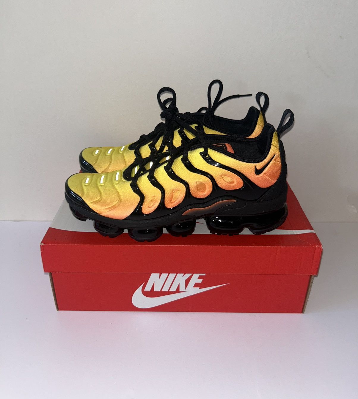 Nike Air Vapormax Plus Size US 9 / EU 42 - 2 Thumbnail
