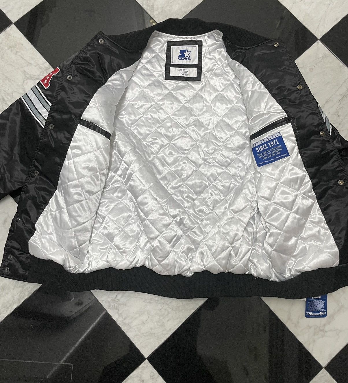 Starter 🔥 Raiders starter Jacket Large also have 3XL & XL if needed Size US L / EU 52-54 / 3 - 7 Thumbnail