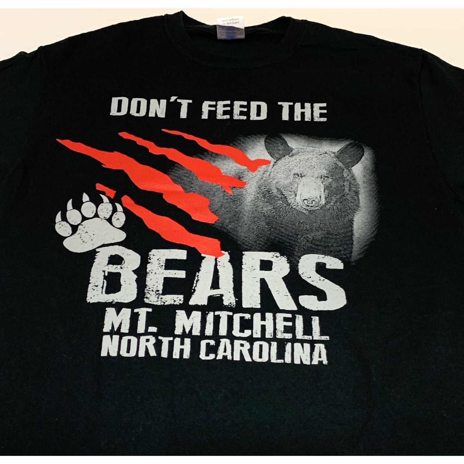 Gildan Don't Feed the Bears Mt Mitchell North Carolina T Shirt Size M Size US M / EU 48-50 / 2 - 2 Thumbnail