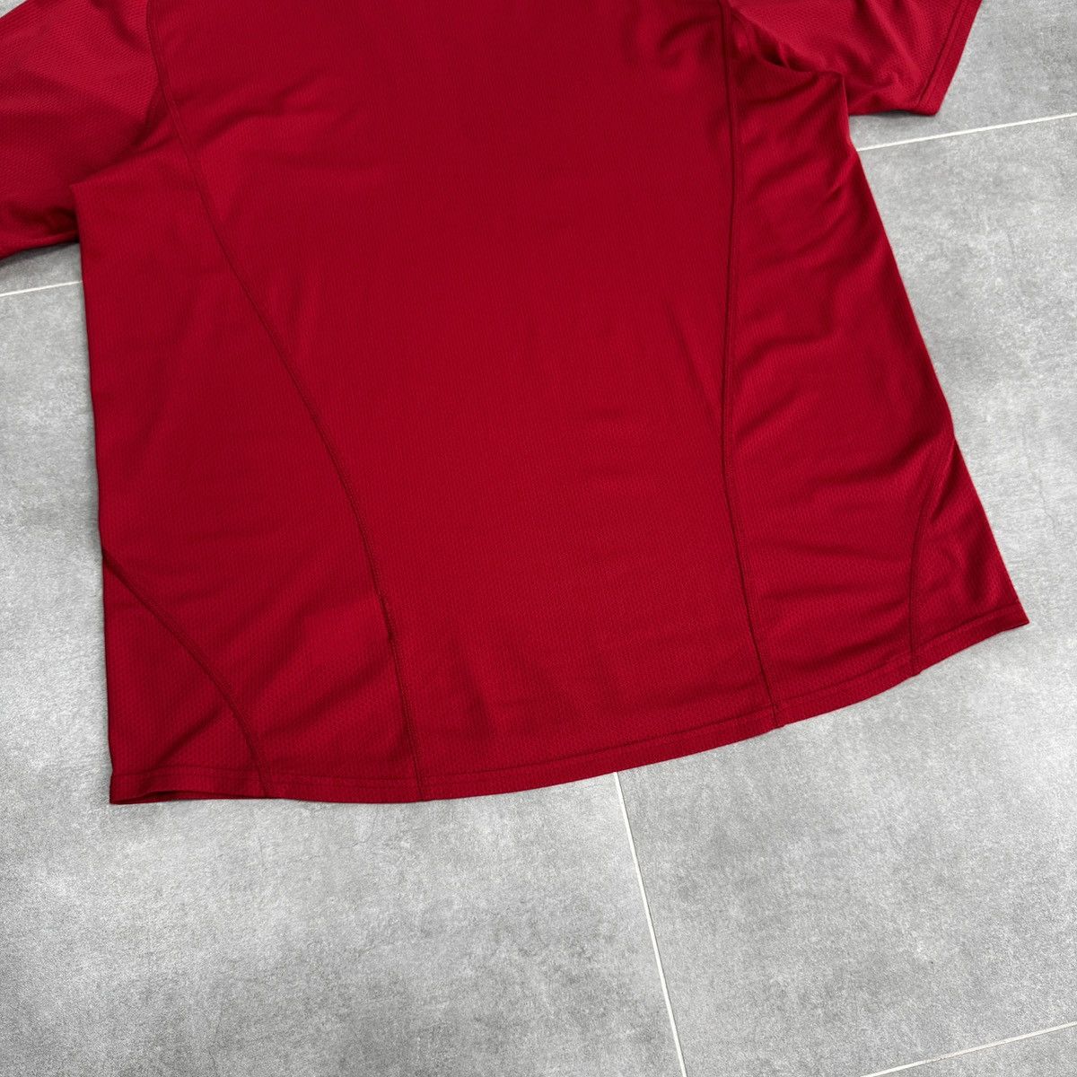 Arc'teryx Vintage Arc'teryx Arcteryx Reflective Logo Y2K Red T-Shirt Size US L / EU 52-54 / 3 - 14 Thumbnail
