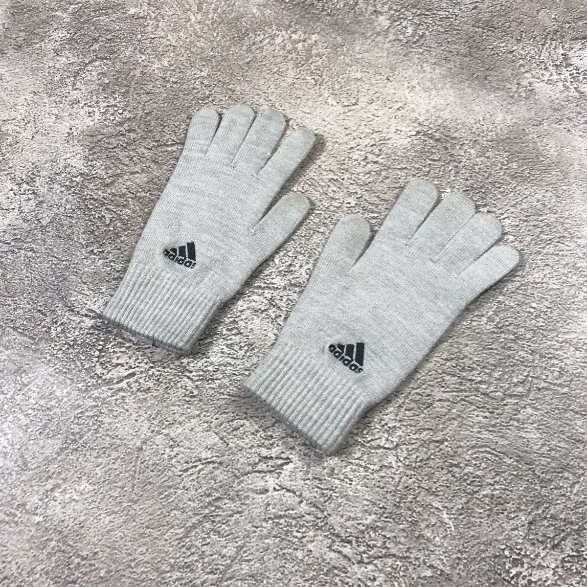 Vintage Vintage Adidas Gloves Y2K Streetwear Thrashed Grey Logo OS Size ONE SIZE - 2 Thumbnail