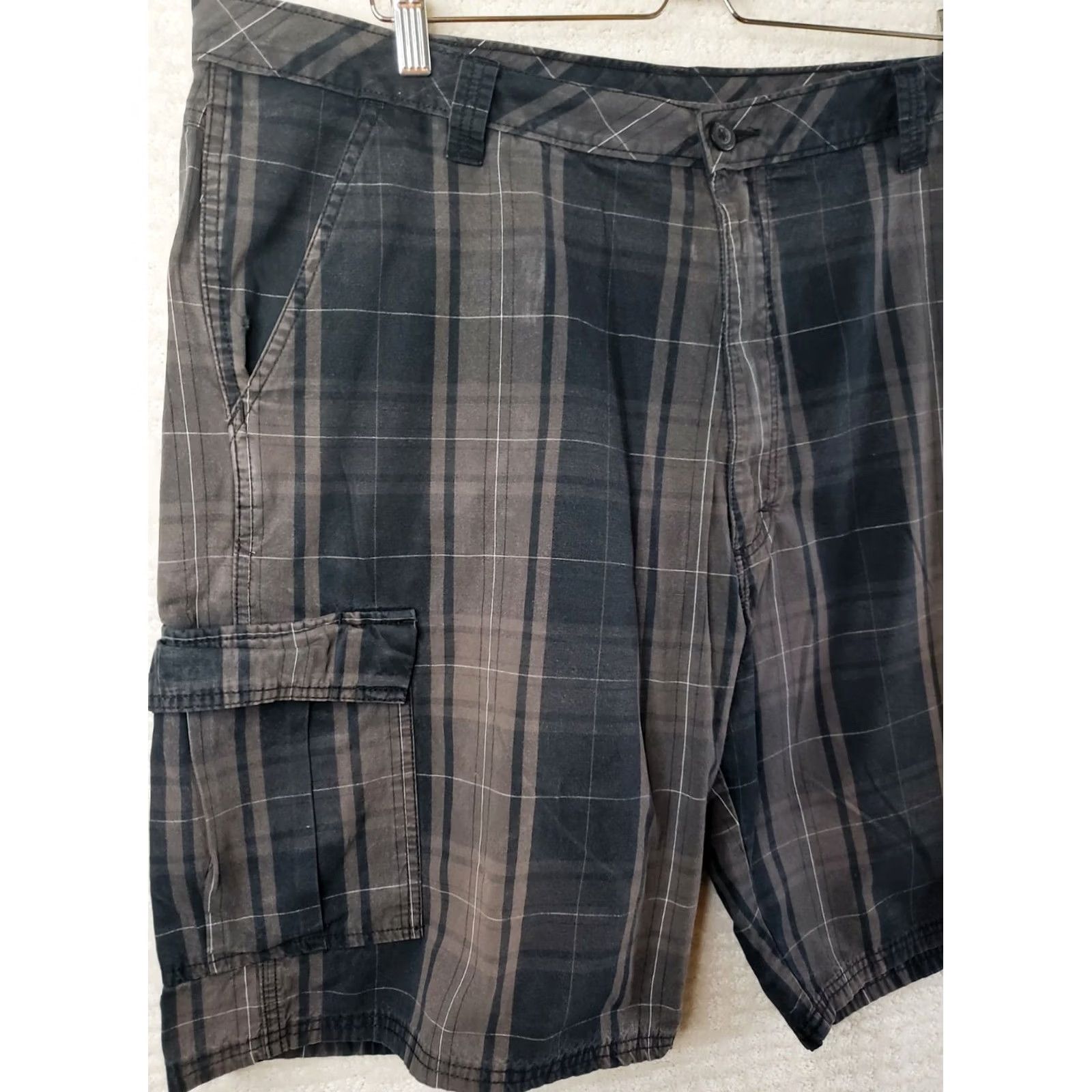 Wrangler Wrangler Men's 40 Flat-Front Relax Comfort-Fit Cargo Shorts Black Brown Plaid Size US 40 / EU 56 - 4 Thumbnail