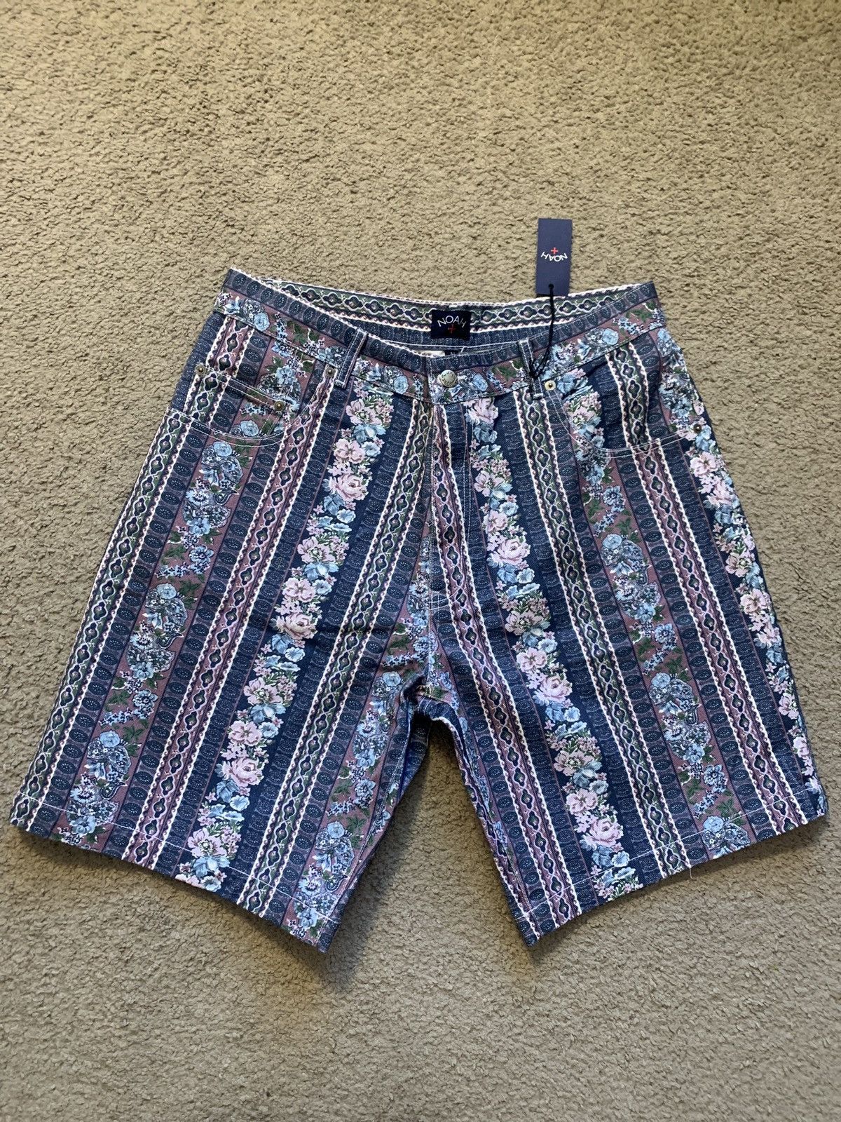 Noah NOAH 90’s STYLE DENIM STRIPED FLORAL SHORTS Size US 34 / EU 50 - 1 Thumbnail