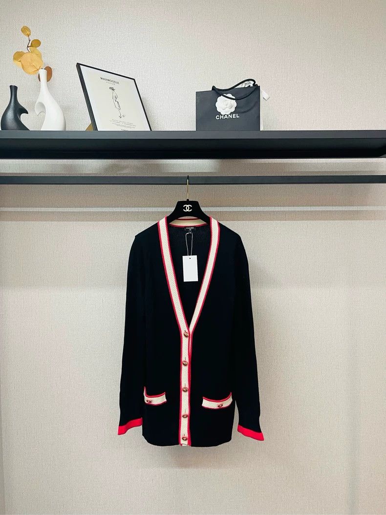 Chanel Chanel Black and red cashmere lion head knitted cardigan ja Size XS / US 0-2 / IT 36-38 - 1 Thumbnail
