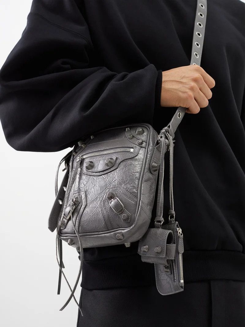 Balenciaga o1la1rc1a0824 Size: OS / Le Cagole Crossbody Bag Used Grey Size ONE SIZE - 6 Thumbnail