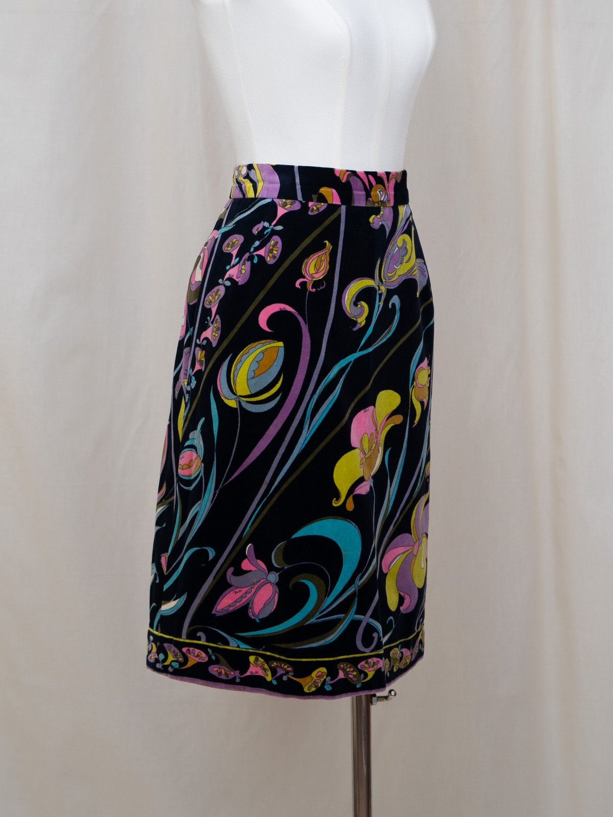 Emilio Pucci Emilio Pucci | 1960s Velvet Floral Skirt Size 27" / US 4 / IT 40 - 4 Thumbnail