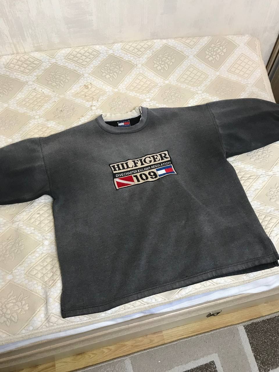 Tommy Hilfiger 🔥 TOMMY HILFIGER 90S VINTAGE CENTER LOGO OVERSIZE SWEATSHIRT Size US XL / EU 56 / 4 - 9 Thumbnail