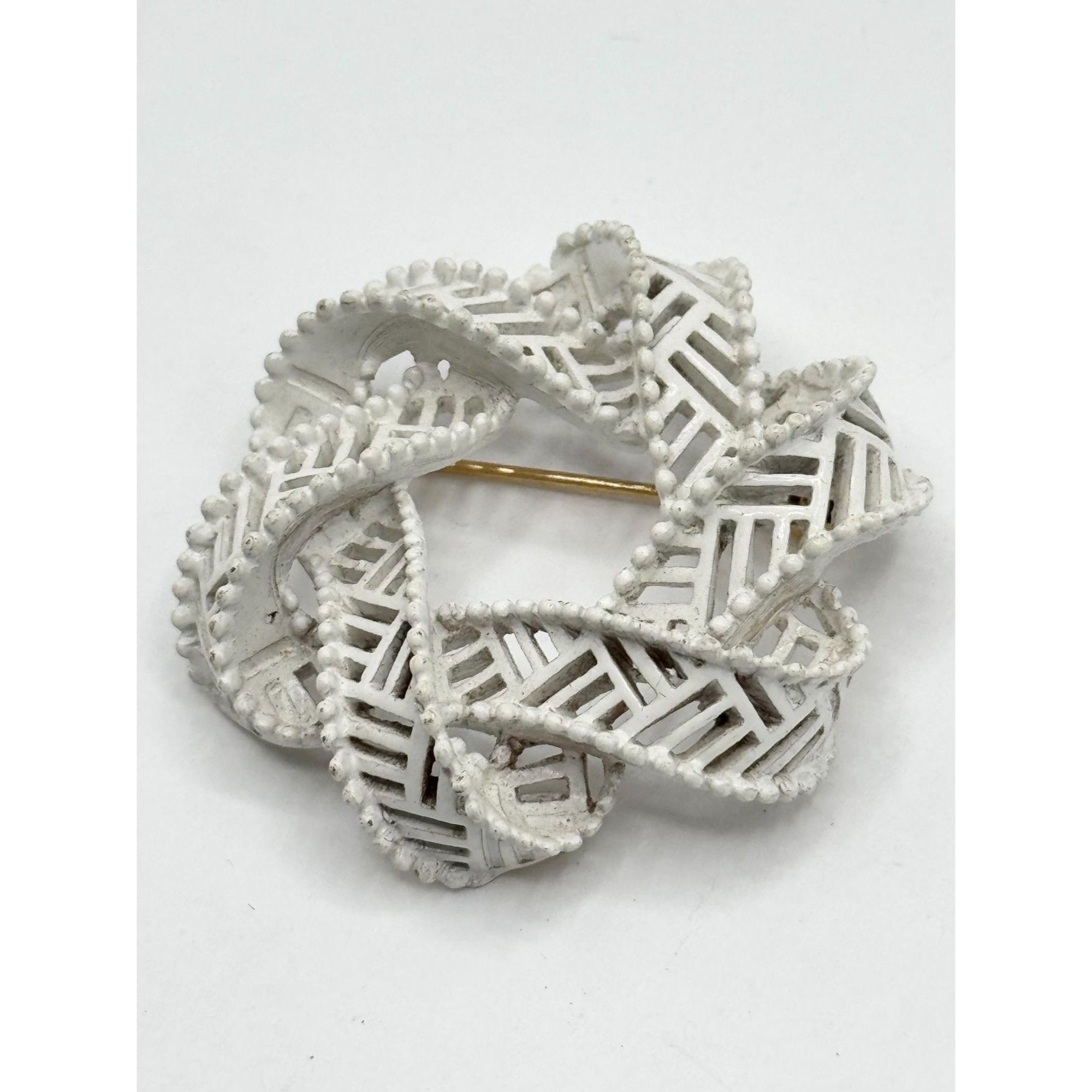 Vintage Vintage Crown Trifari white wreath brooch pin Size ONE SIZE - 4 Thumbnail