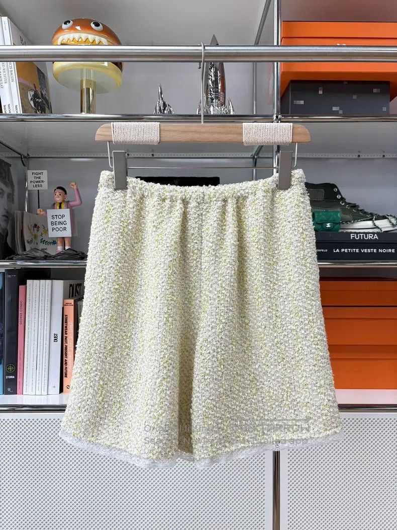 Chanel Chanel Yellow-green sequined shorts Size 24" / US 00 / IT 34 - 1 Thumbnail