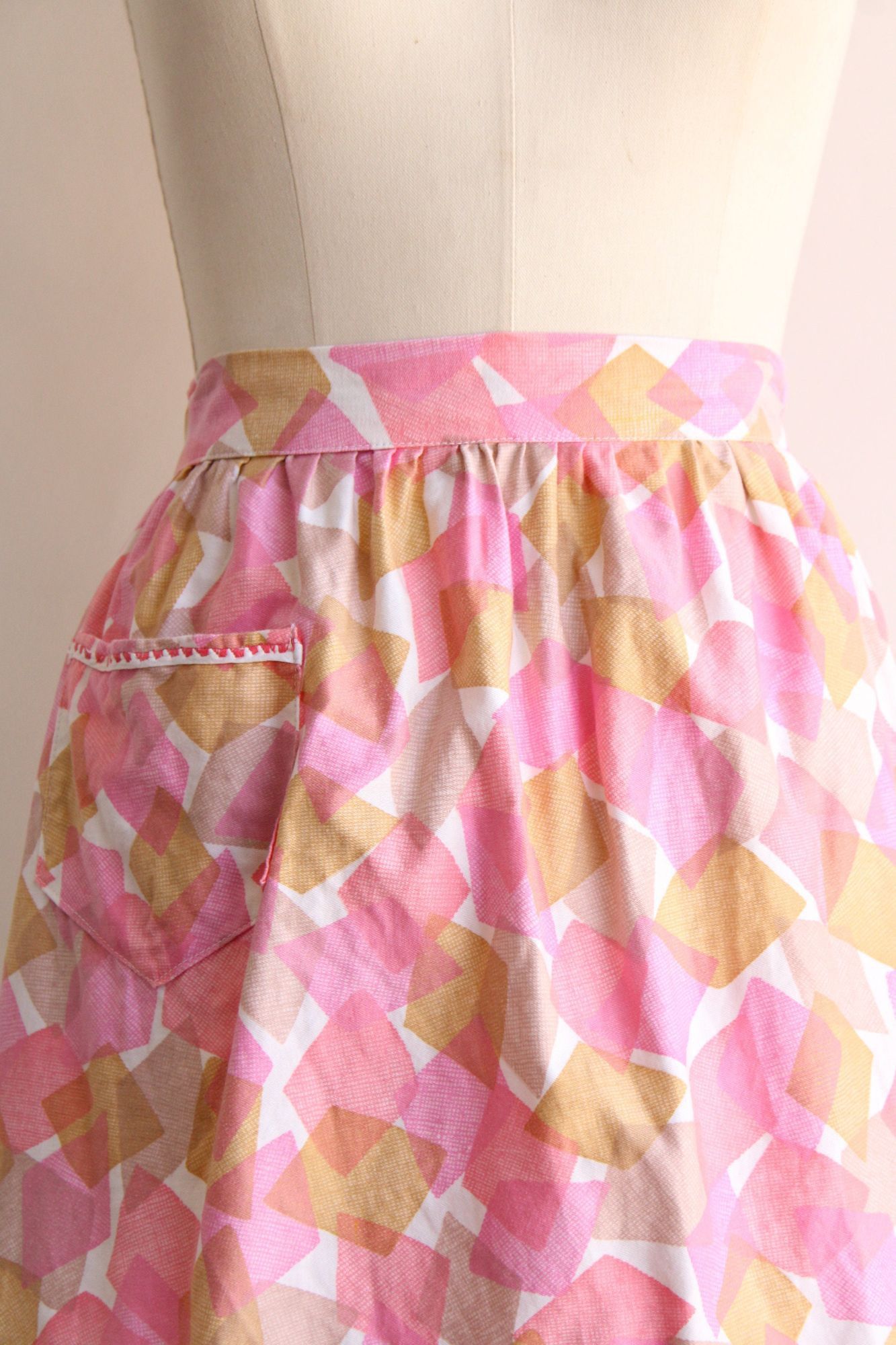 Vintage Vintage 1960s Apron With Pocket, Pink and Yellow Geometric P Size ONE SIZE - 4 Thumbnail