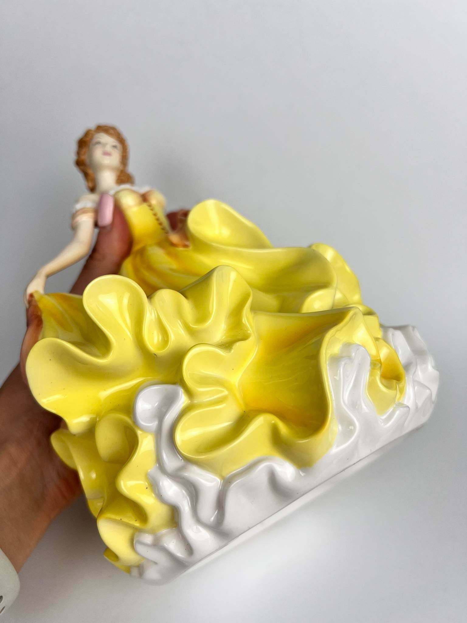 Vintage Royal Doulton Vintage Porcelain Figure Pretty Lady England Size ONE SIZE - 5 Thumbnail