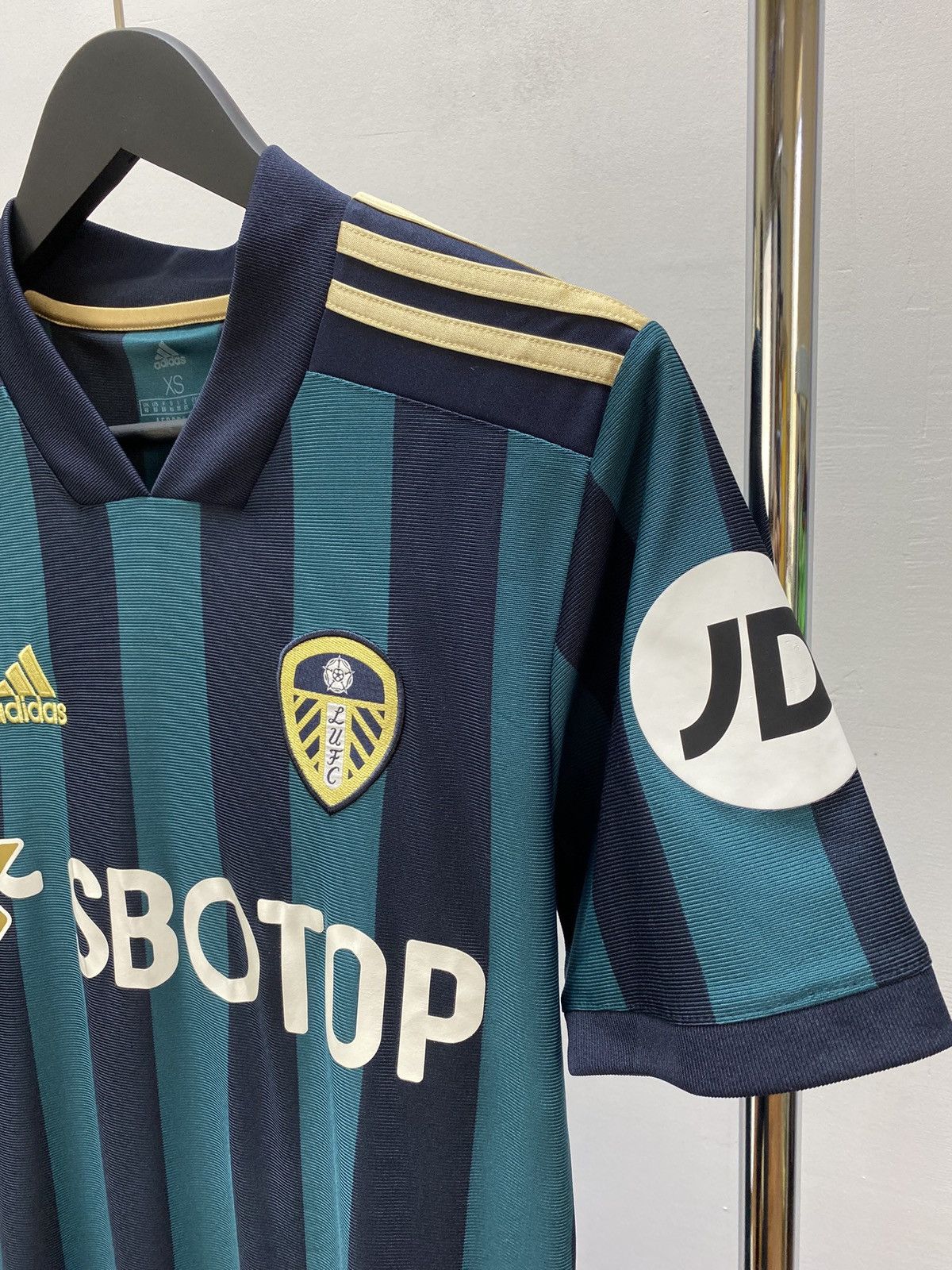 Adidas LEEDS UNITED 2020 2021 AWAY FOOTBALL SOCCER JERSEY ADIDAS Size US XS / EU 42 / 0 - 8 Thumbnail