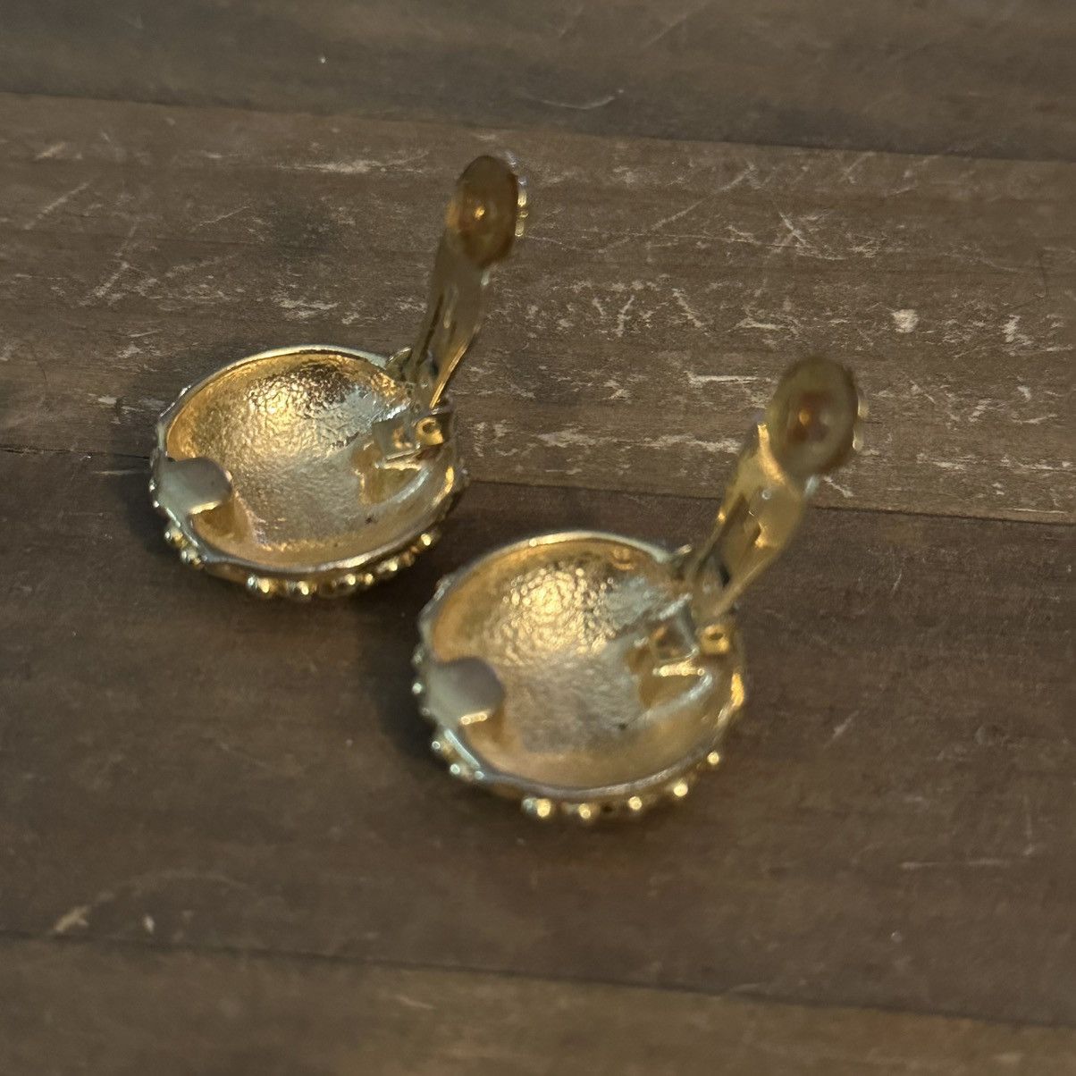 Vintage Vintage gold tone textured dome button clip on earrings Size ONE SIZE - 3 Thumbnail