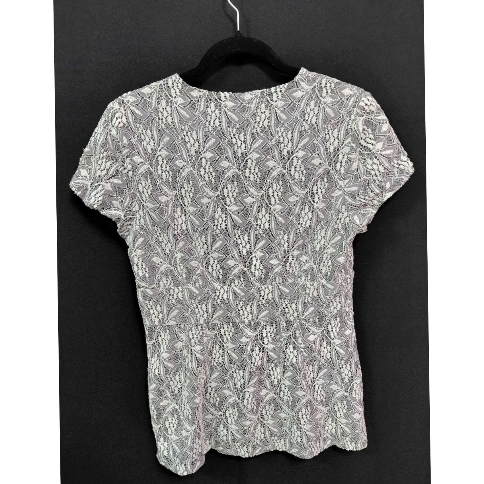 Banana Republic BANANA REPUBLIC Gray Floral V-Neck Top Knit Short Sleeve Women Size 8 Size M / US 6-8 / IT 42-44 - 2 Thumbnail