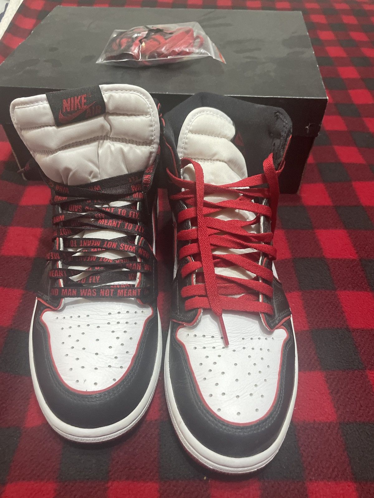 Nike Jordan 1 OG Bloodline Size 10 Size US 10 / EU 43 - 4 Thumbnail
