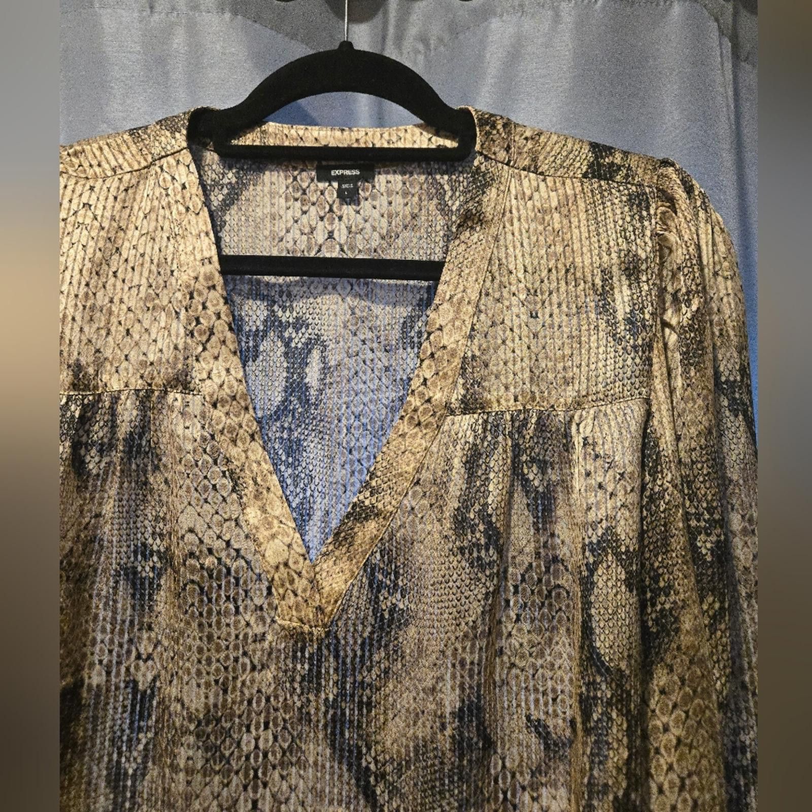 Express Express Snakeskin Silky Blouse Size L / US 10 / IT 46 - 5 Thumbnail