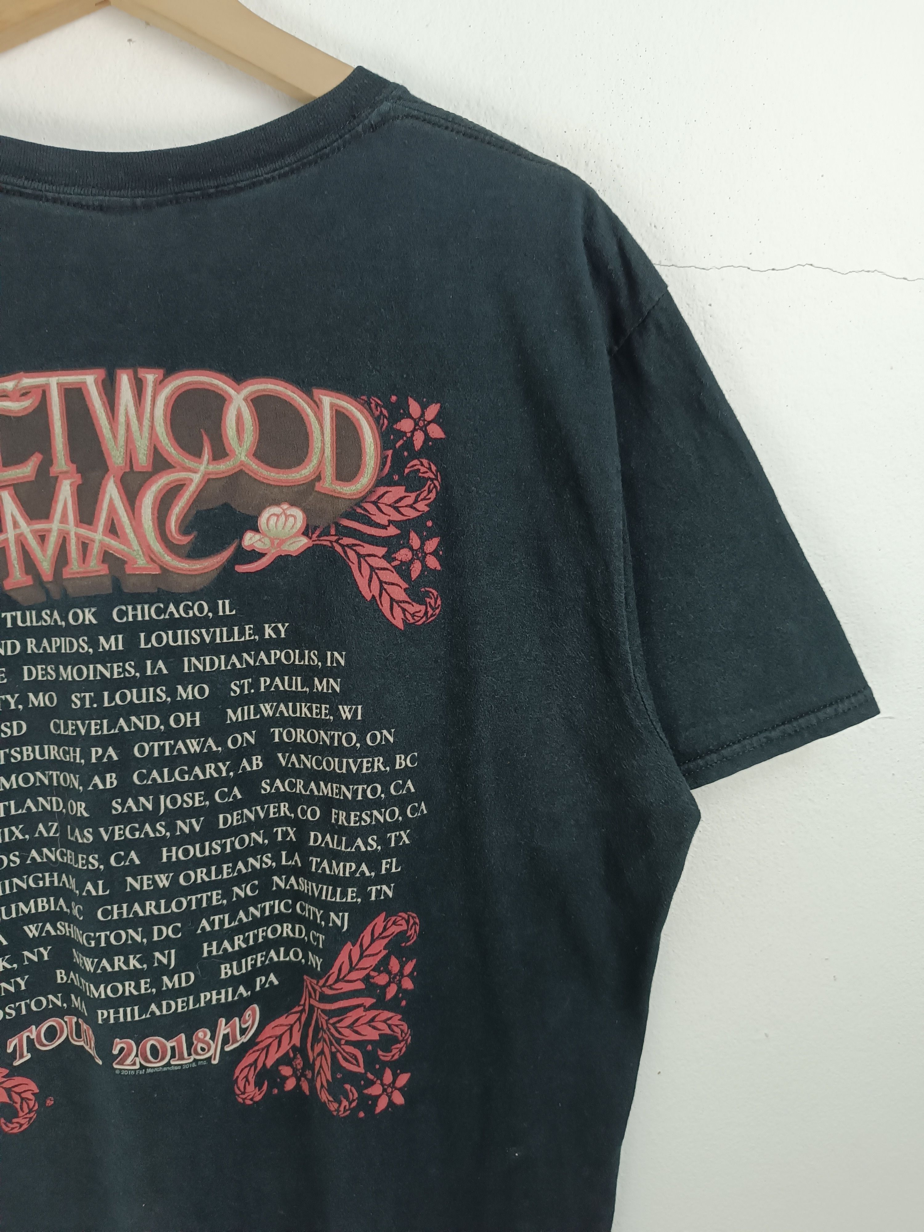Band Tees VINTAGE 2018 FLEETWOOD MAC IN CONCERT TEE led eagles floyd Size US L / EU 52-54 / 3 - 14 Thumbnail