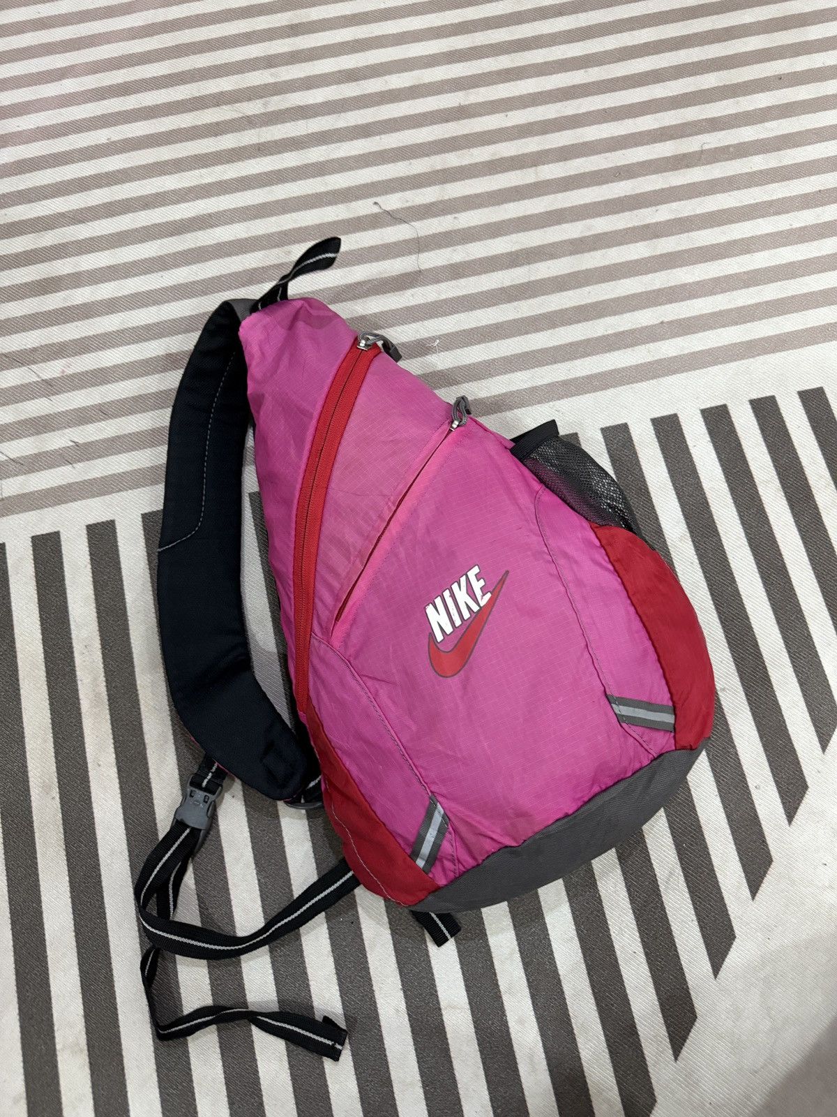 Nike 🔥🔥🔥ARCHIVE NIKE CROSSBODY BAG Size ONE SIZE - 2 Thumbnail