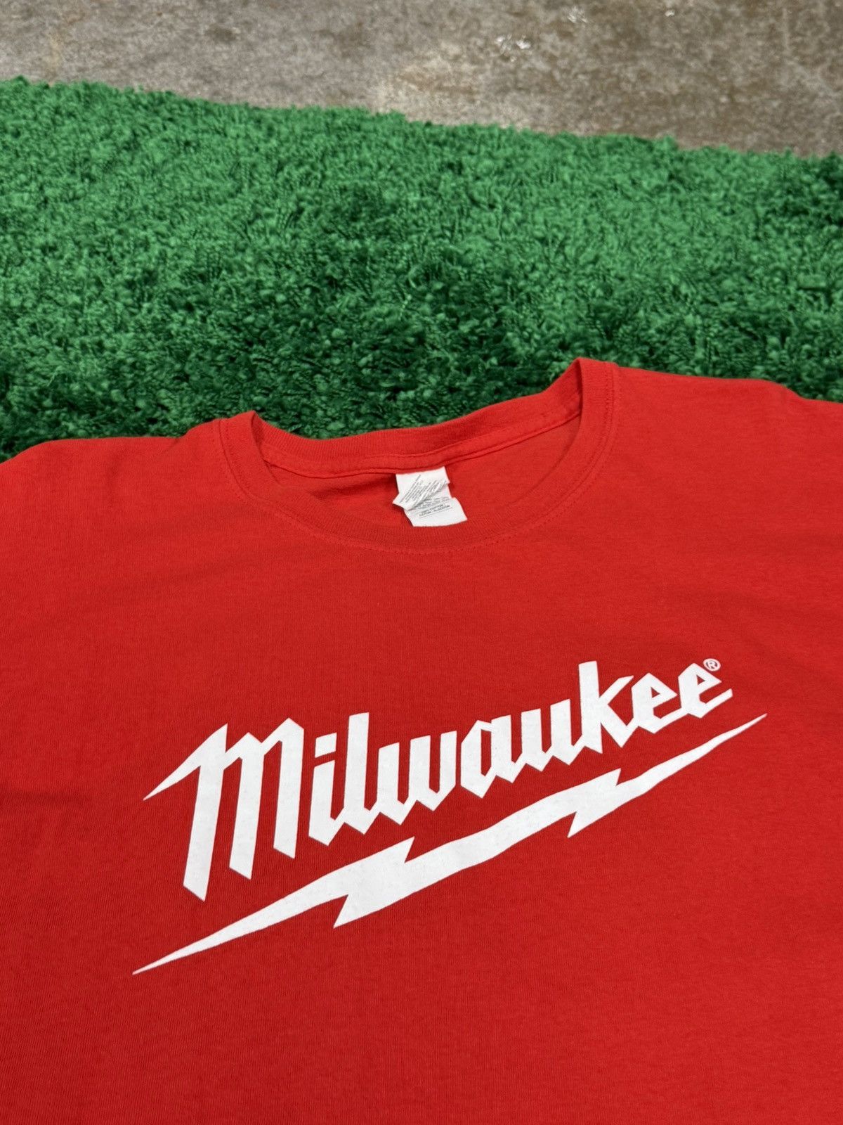 Vintage Milwaukee Tools Red Logo Workwear Tee 2XL XXL Size US XXL / EU 58 / 5 - 3 Thumbnail