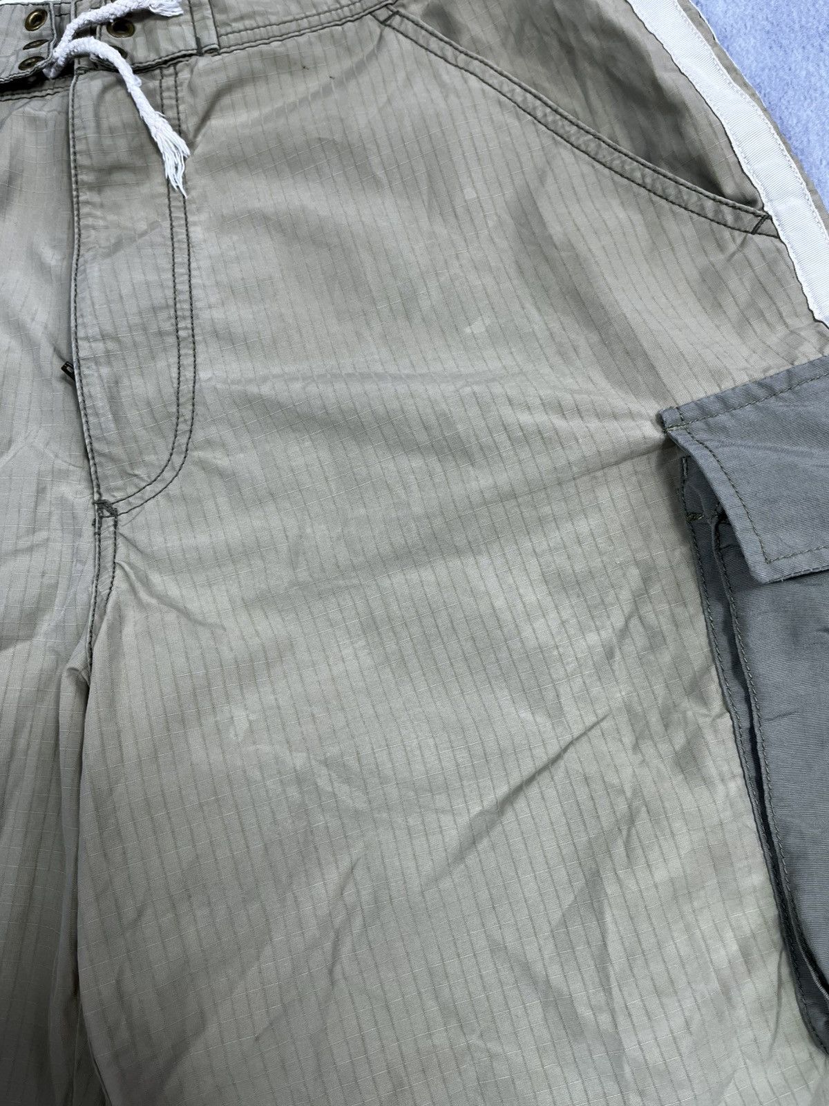 Tommy Hilfiger Vintage Tommy Hilfiger nylon shorts streetwear Y2K style L Size US 34 / EU 50 - 5 Thumbnail