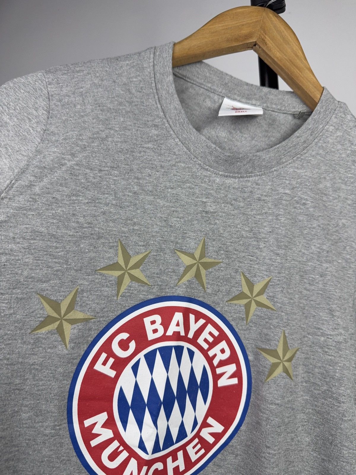 Vintage FC Bayern Munich MIA SAN MIA Crest Graphic T-Shirt Size US S / EU 44-46 / 1 - 7 Thumbnail