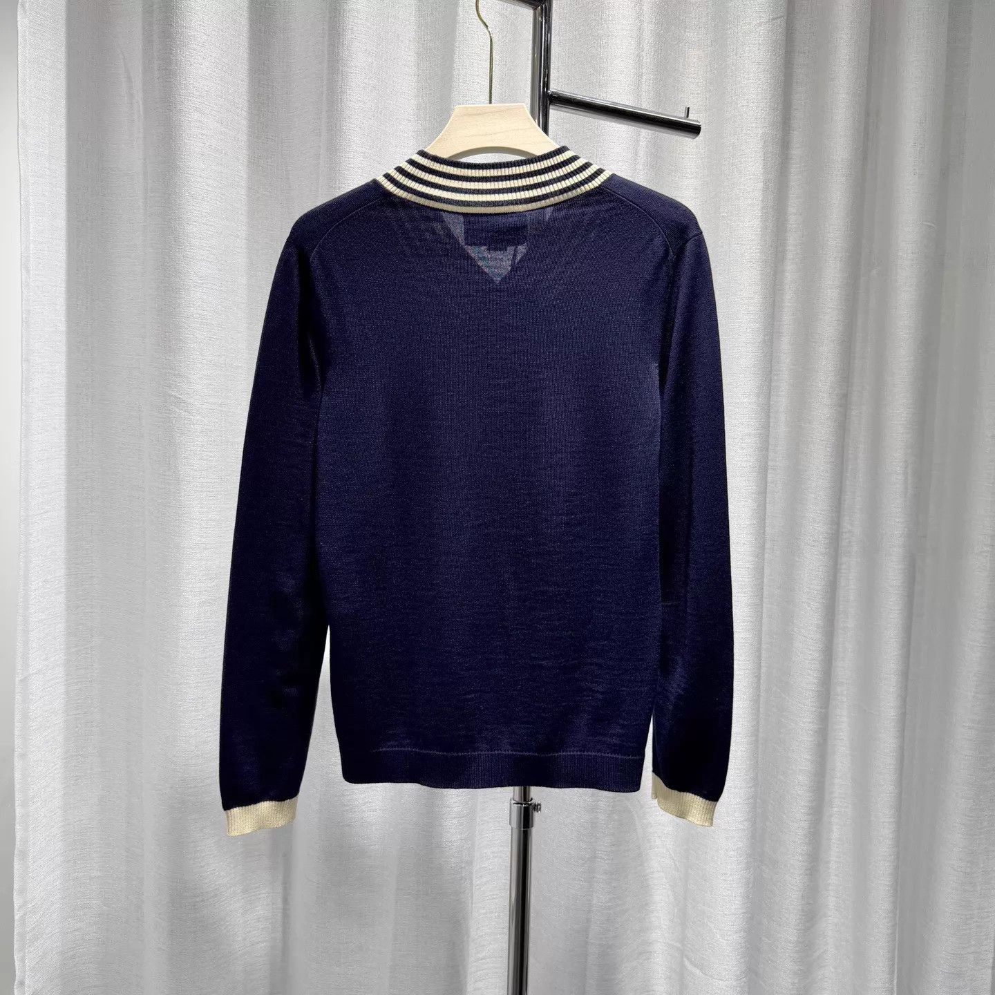 Gucci GUCCI Wool Sweater XS Navy Stripe V-Neck Bee Embroidery Size US XS / EU 42 / 0 - 2 Thumbnail