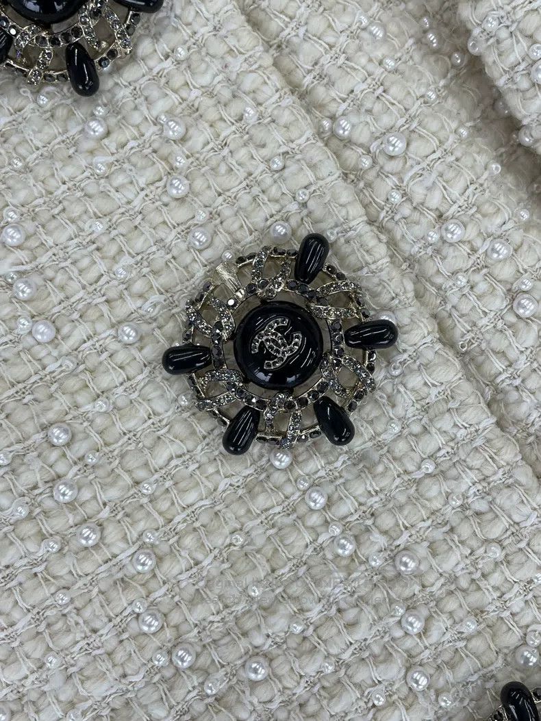 Chanel Chanel 18A Hamburger Series beige pearl embroidered rudder Size XS / US 0-2 / IT 36-38 - 3 Thumbnail