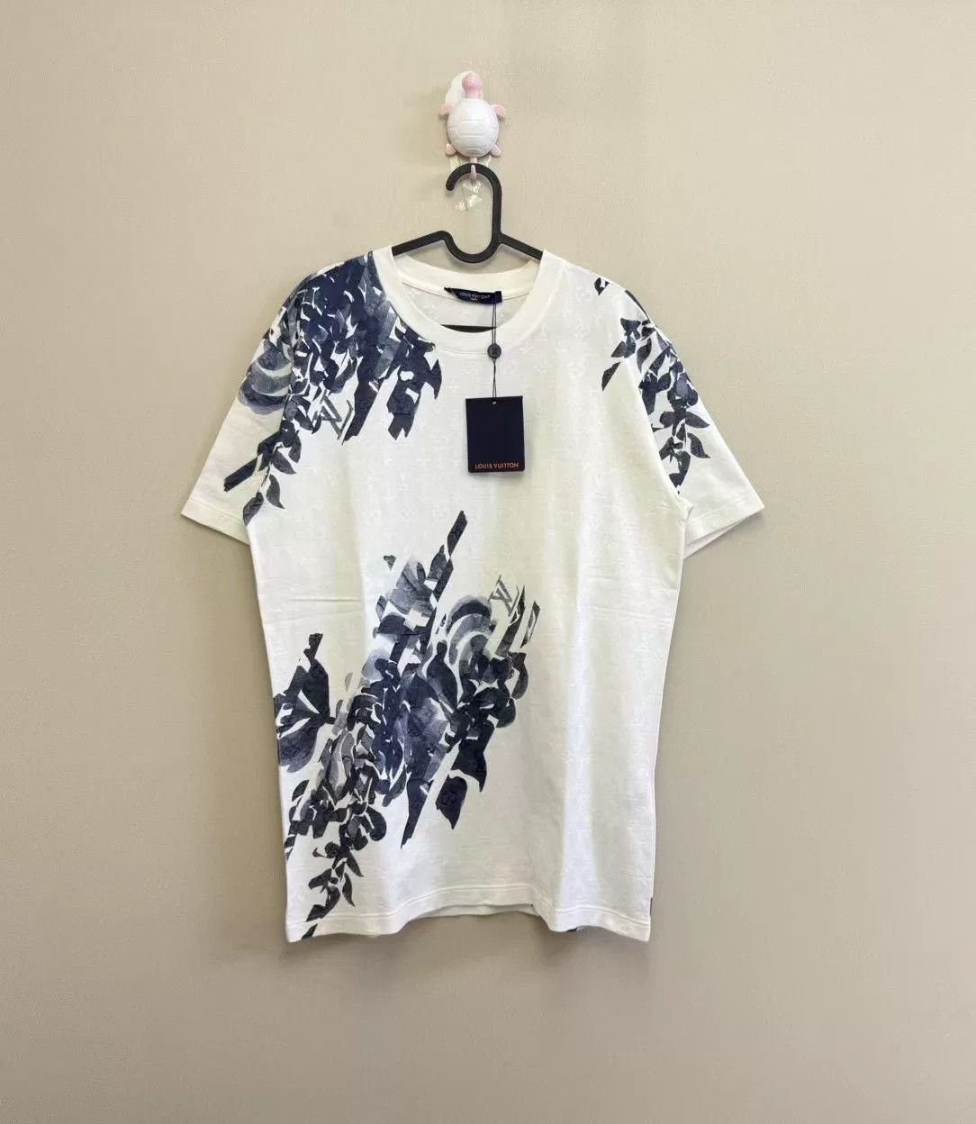 Louis Vuitton Louis Vuitton White Logo Water Plant T-Shirt Size US M / EU 48-50 / 2 - 1 Thumbnail