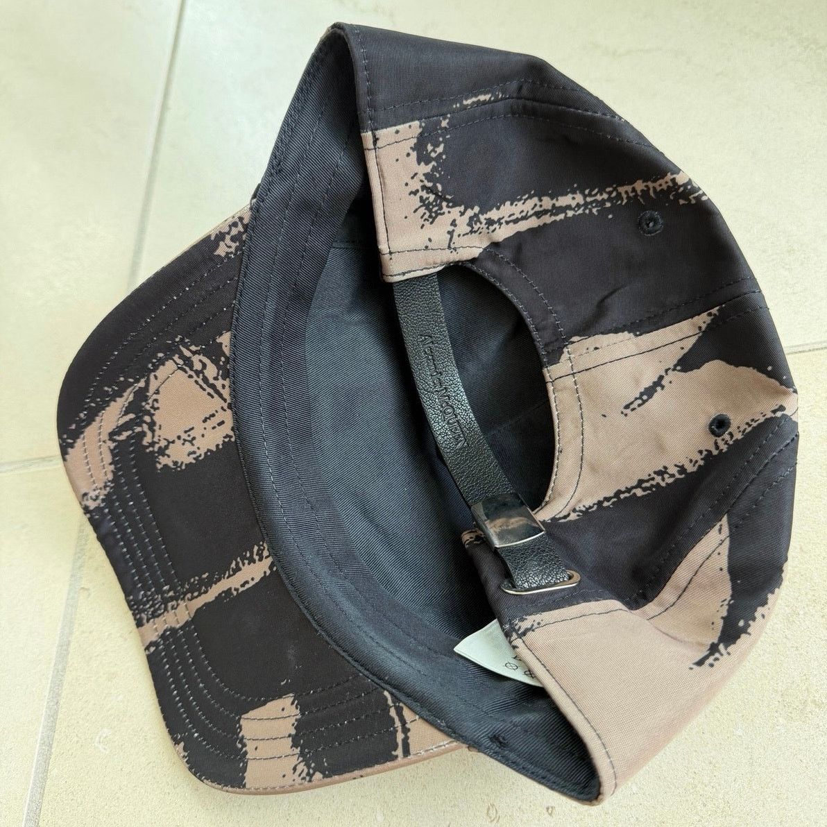 Alexander McQueen Alexander McQueen Paint Splatter Logo Cap Hat Black Beige L Size ONE SIZE - 2 Thumbnail