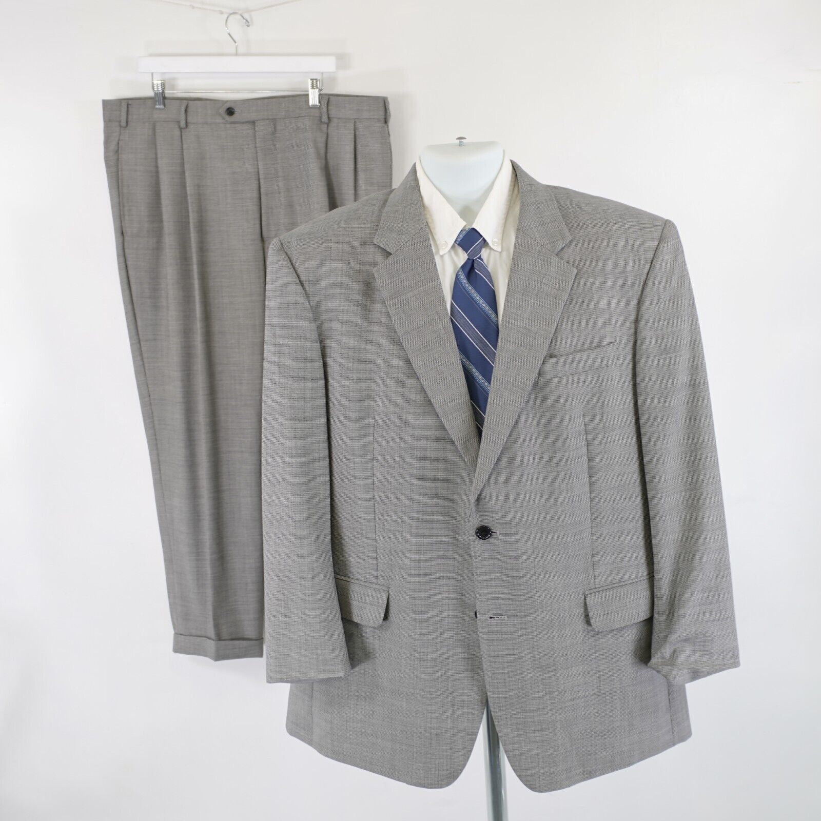 Jos. A. Bank Jos A Bank Wool Gray Star Check 2 Piece Suit 46R 41/29 2 But Size 46R - 1 Thumbnail