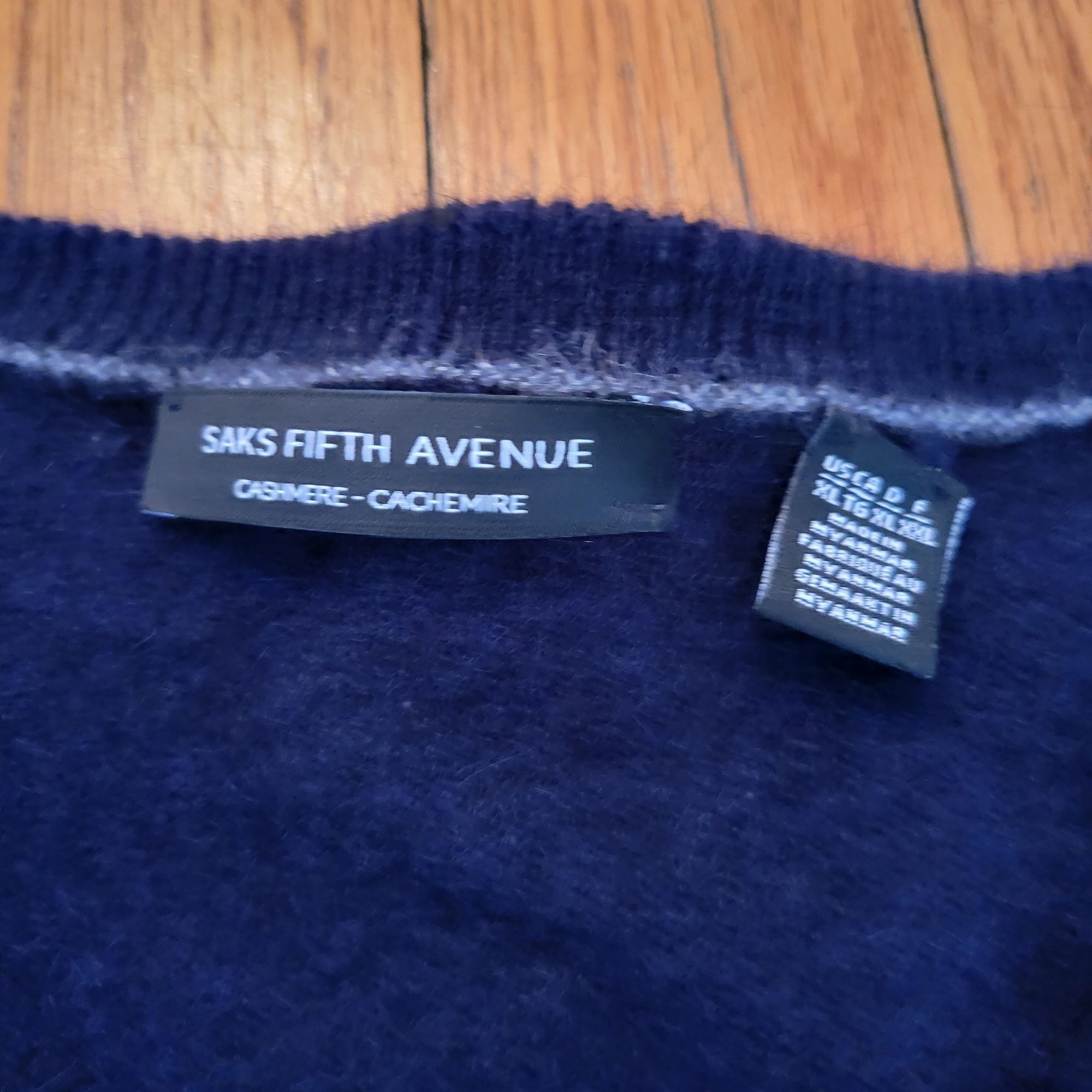 Saks Fifth Avenue Saks Fifth Avenue Cashmere V Neck Sweater XL Navy Blue Soft Size US XL / EU 56 / 4 - 2 Thumbnail