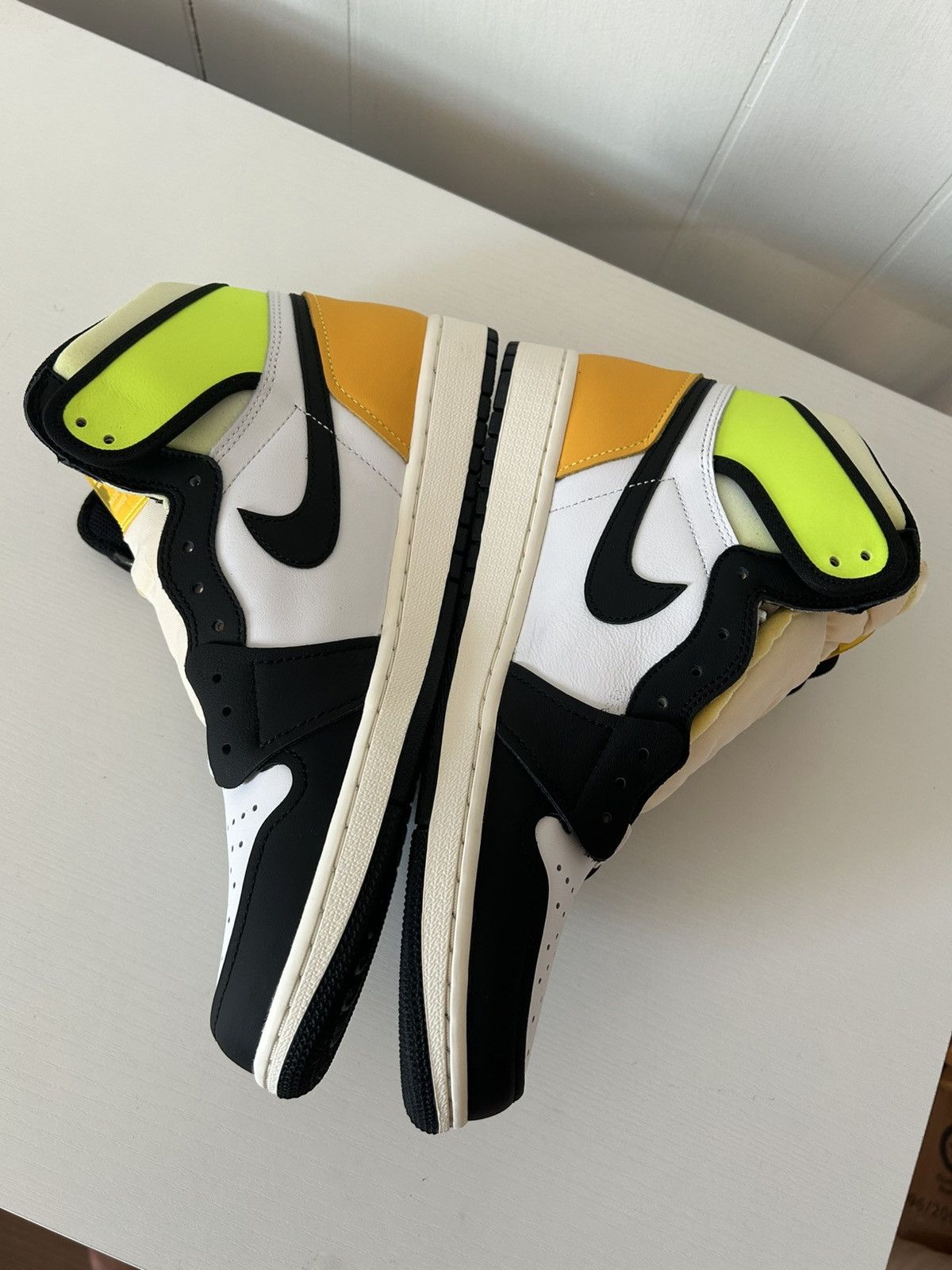 Jordan Brand Nike Air Jordan 1 High Volt Size US 10.5 / EU 43-44 - 6 Thumbnail