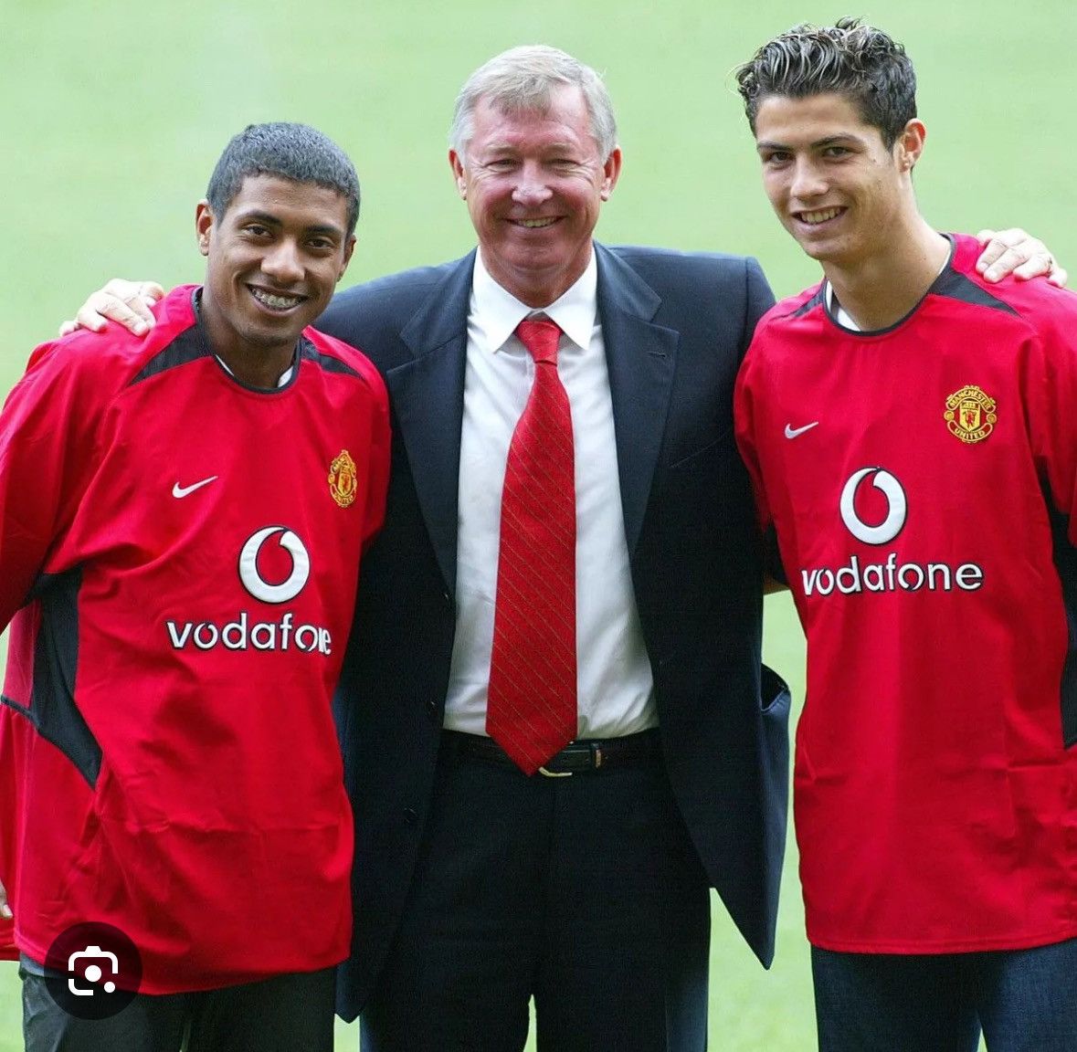 Vintage Y2K 04-06 Ronaldo Era Man Utd Home Kit Vodafone Jersey Size US M / EU 48-50 / 2 - 2 Thumbnail