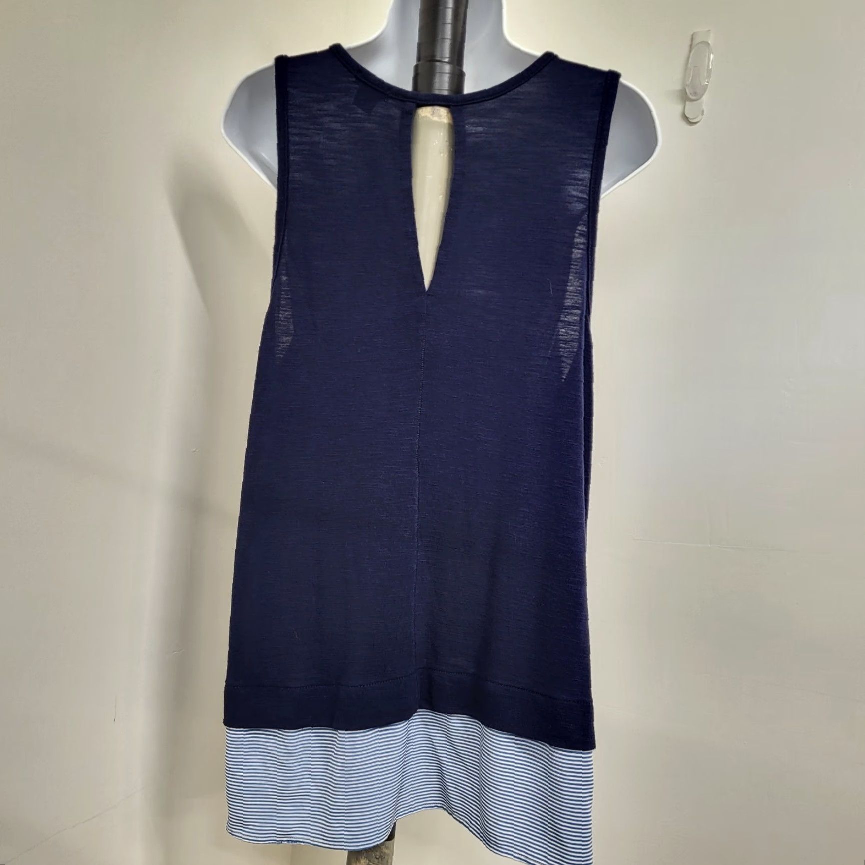 J.Crew **J.CREW Women's Blue Striped Tank Top Large Keyhole Back Sleeveless** User: J.CREW Women's Blue Striped Tank Top Large Keyhole Back Sleeveless Size L / US 10 / IT 46 - 4 Thumbnail