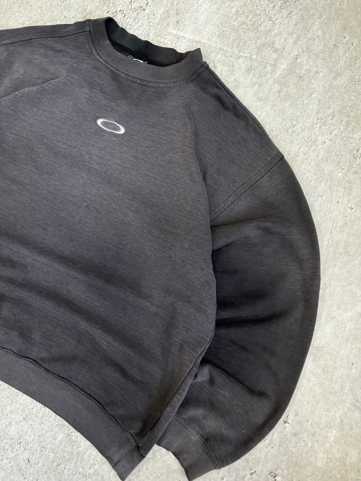 Oakley Oakley rare 2000s sun faded y2k crewneck sweatshirt Size US XL / EU 56 / 4 - 4 Thumbnail
