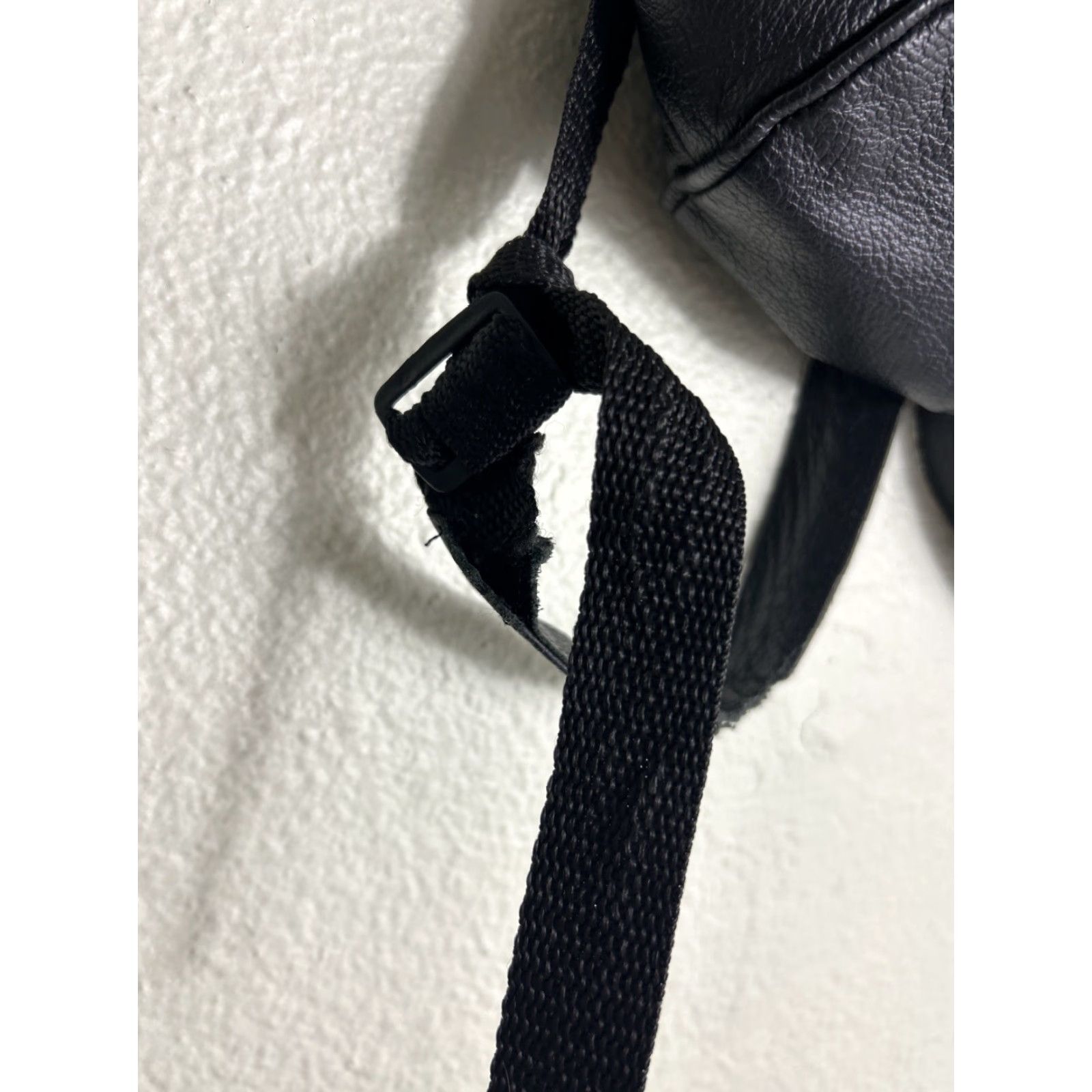 Vintage VINTAGE Black Leather Backpack Small Crossbody Purse 13x11x6 Buckle Strap Broken Women's Crossbody Bag Leather 13x11x6 Womens Size ONE SIZE - 6 Thumbnail