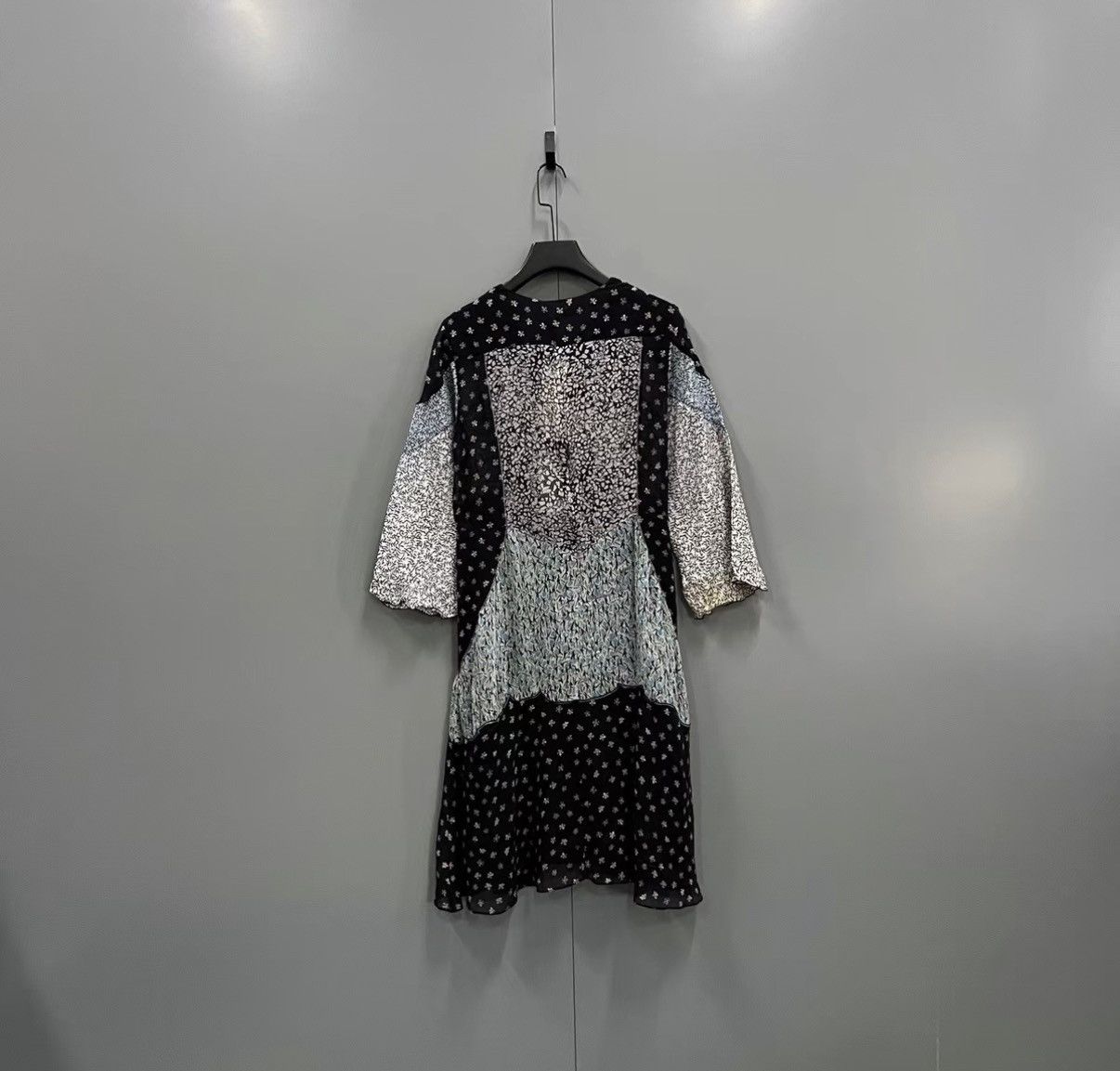 DOROTHEE SCHUMACHER Dorothee Schumacher Spliced Floral V-neck Dress J41 Size S / US 4 / IT 40 - 2 Thumbnail