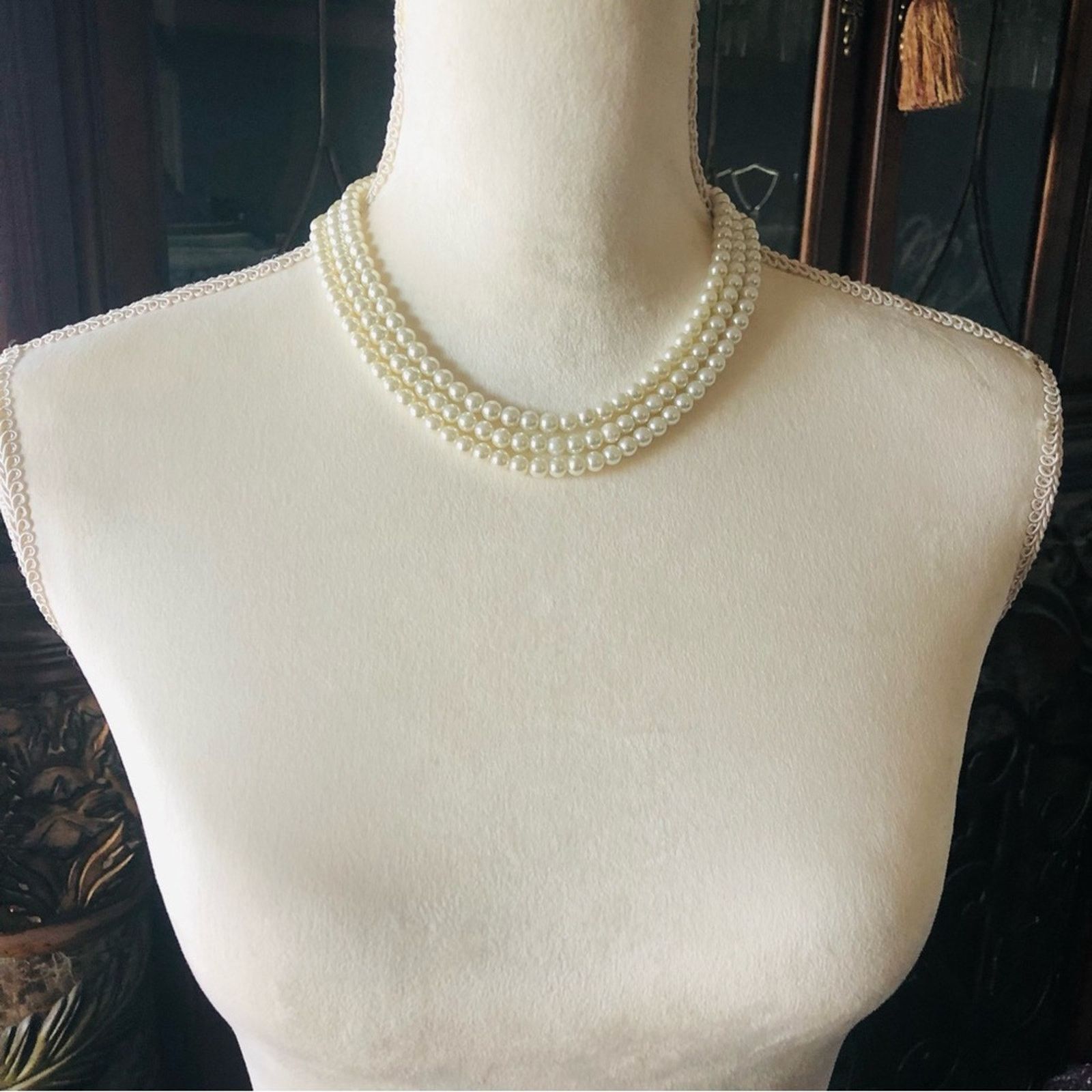 Vintage Vintage Feinberg triple strand white glass pearl necklace Size ONE SIZE - 9 Thumbnail